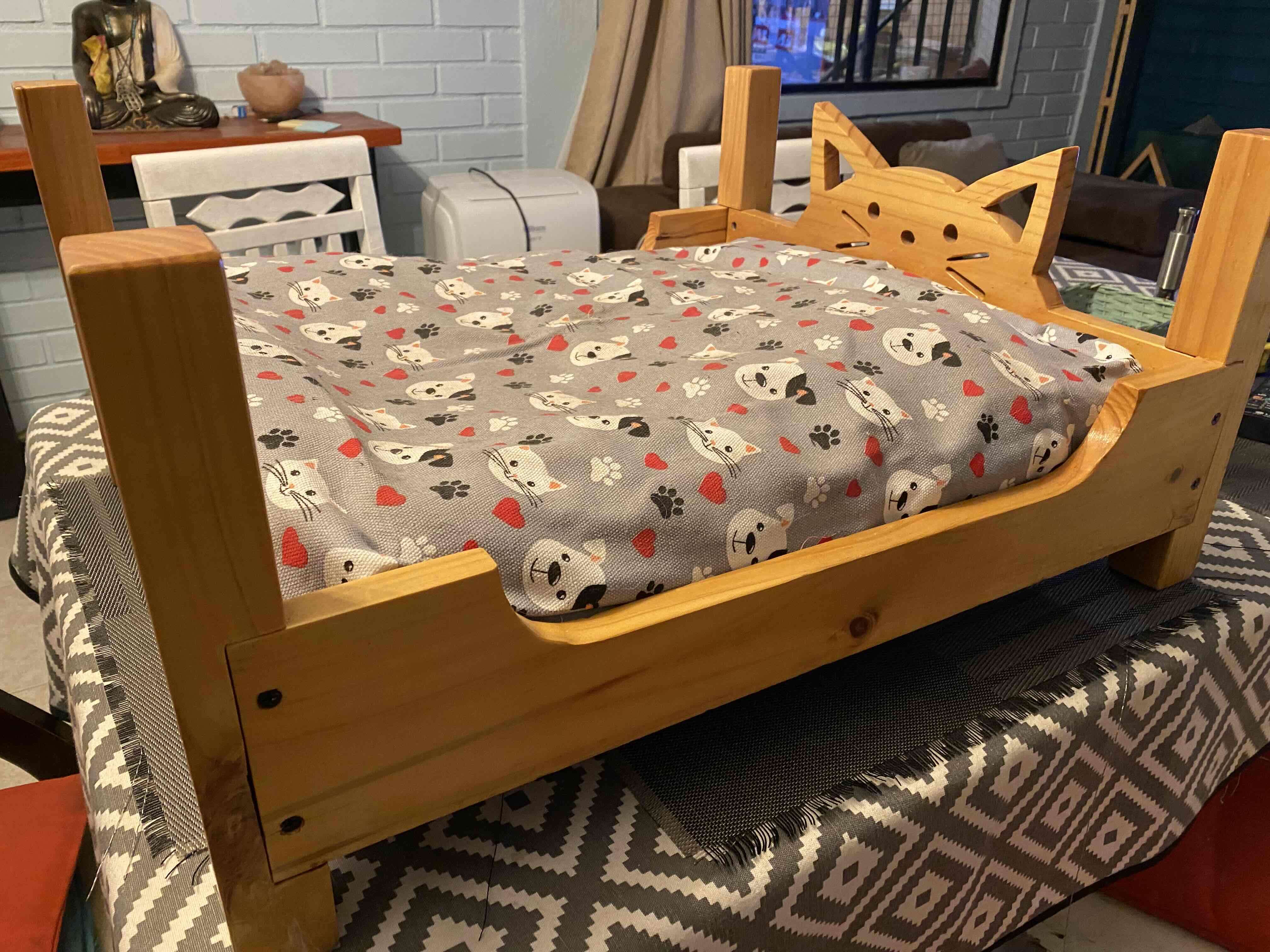 Cama de madera para gatito - miniatura 1