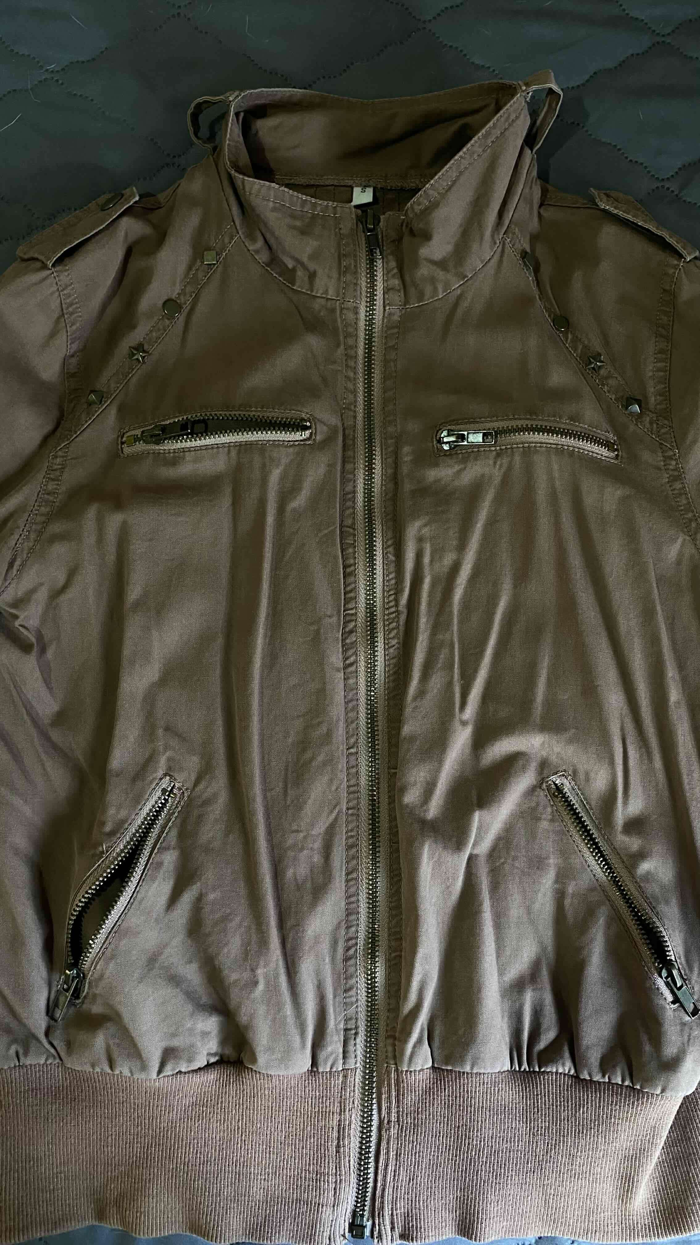 Chaqueta marrón con cremalleras - miniatura 2