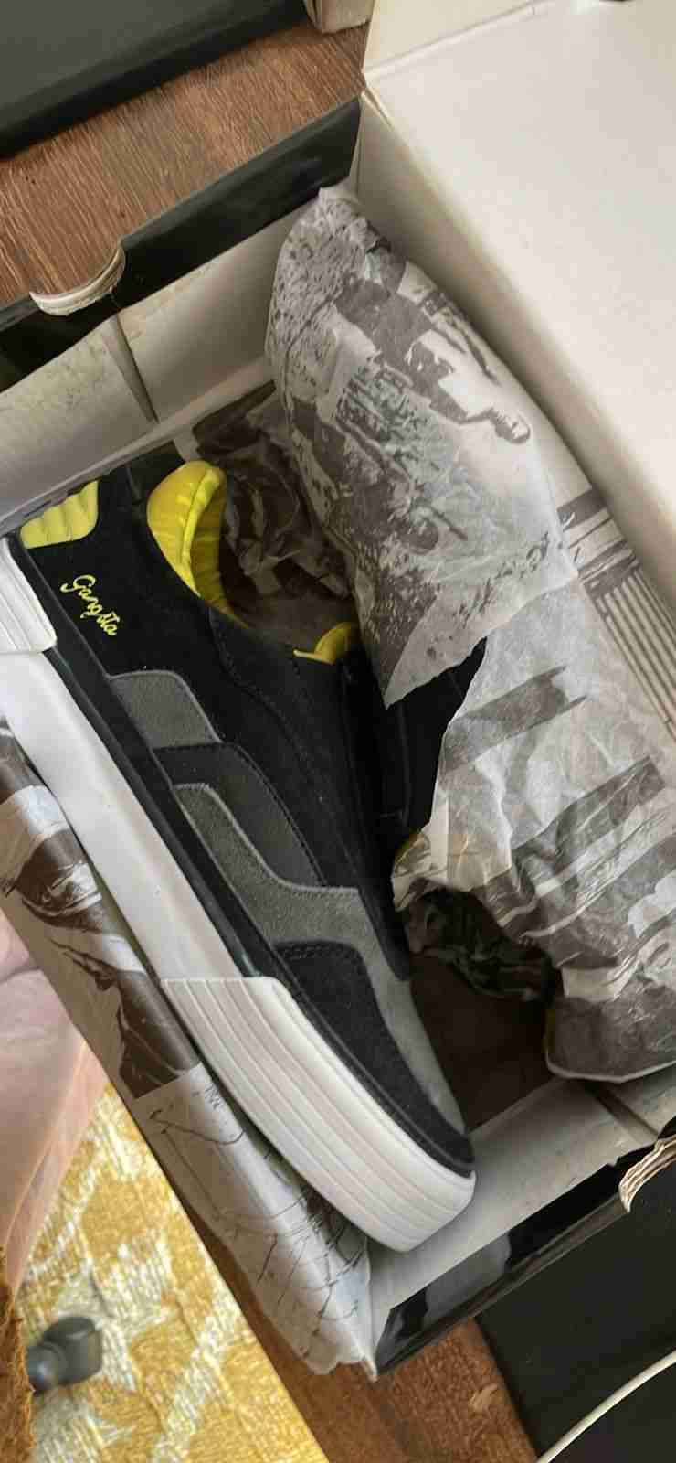 Zapatillas negras y amarillas - miniatura 1