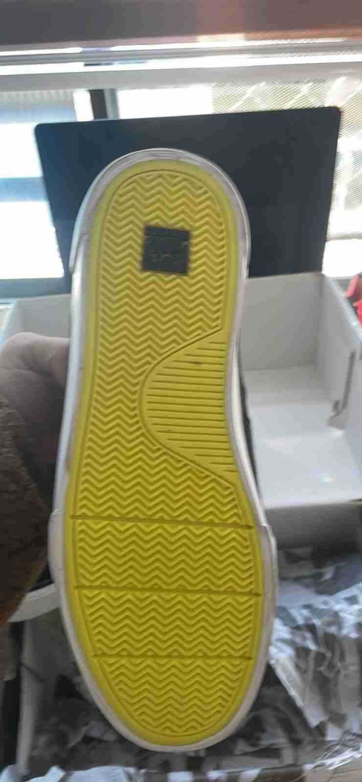 Zapatillas negras y amarillas - miniatura 2