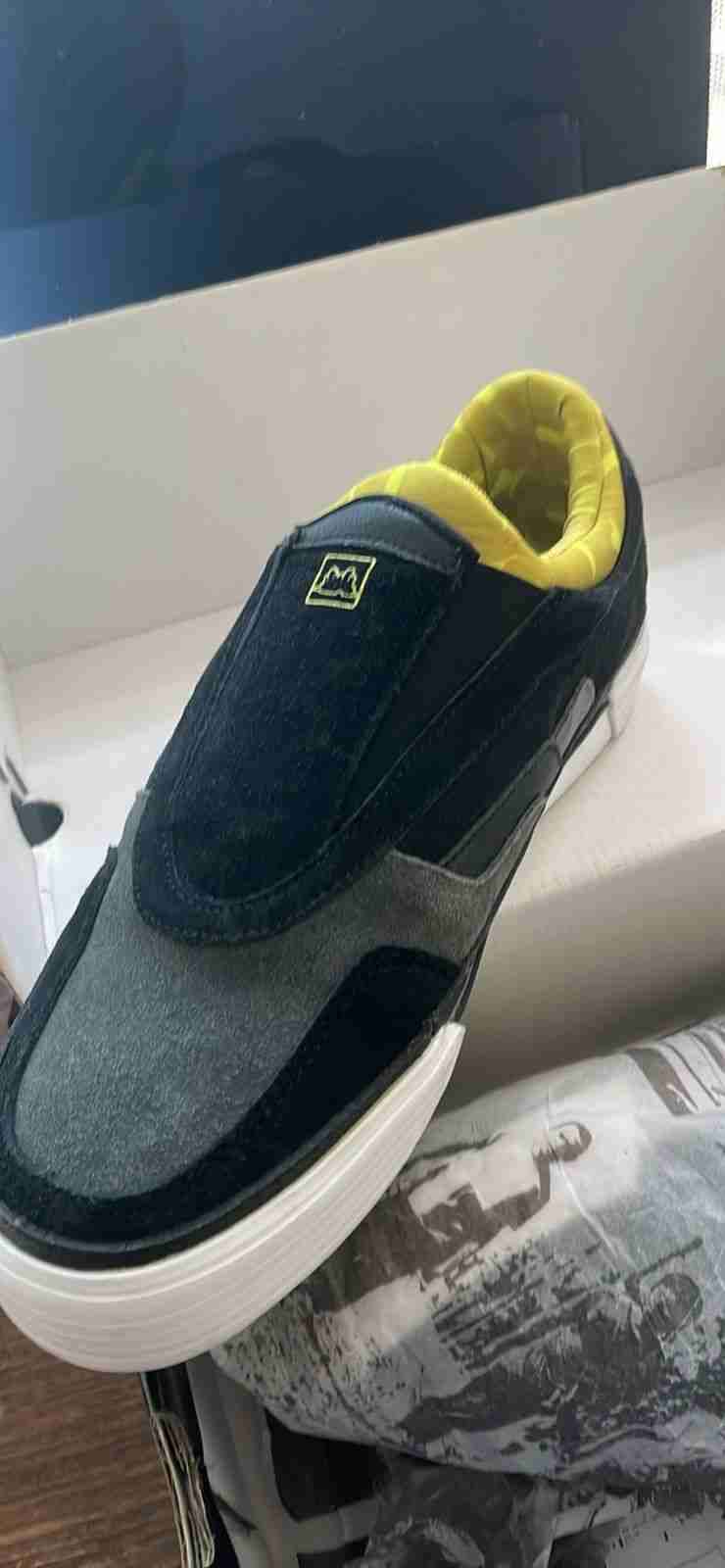 Zapatillas negras y amarillas - miniatura 3