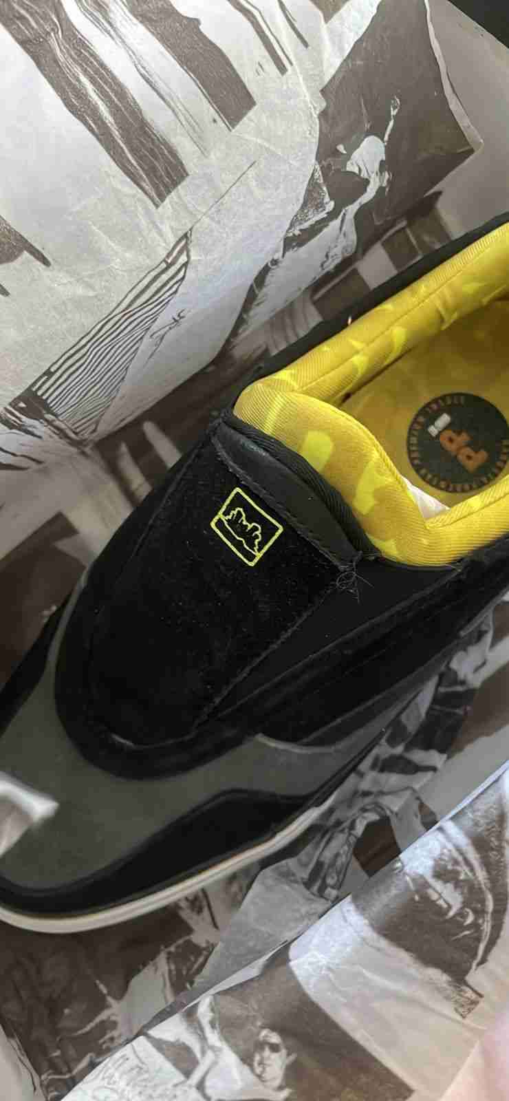 Zapatillas negras y amarillas - miniatura 4