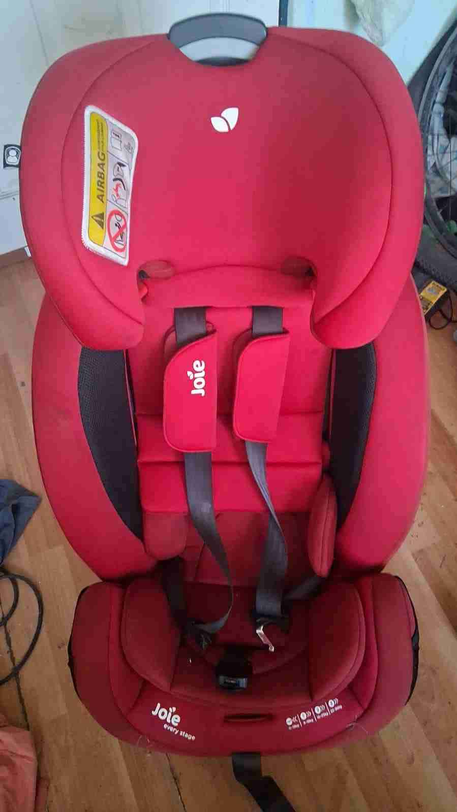 Silla de auto infantil roja - miniatura 1