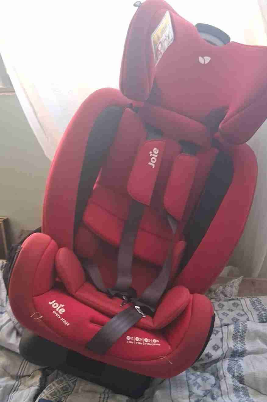 Silla de auto infantil roja - miniatura 2