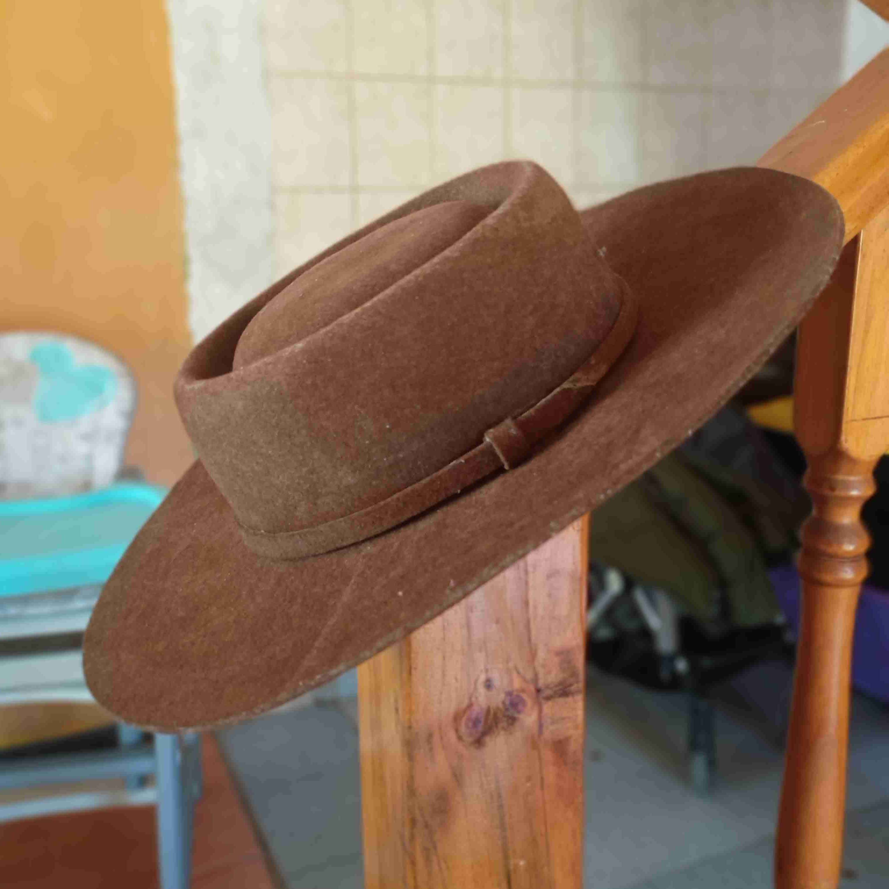 Sombrero de fieltro café