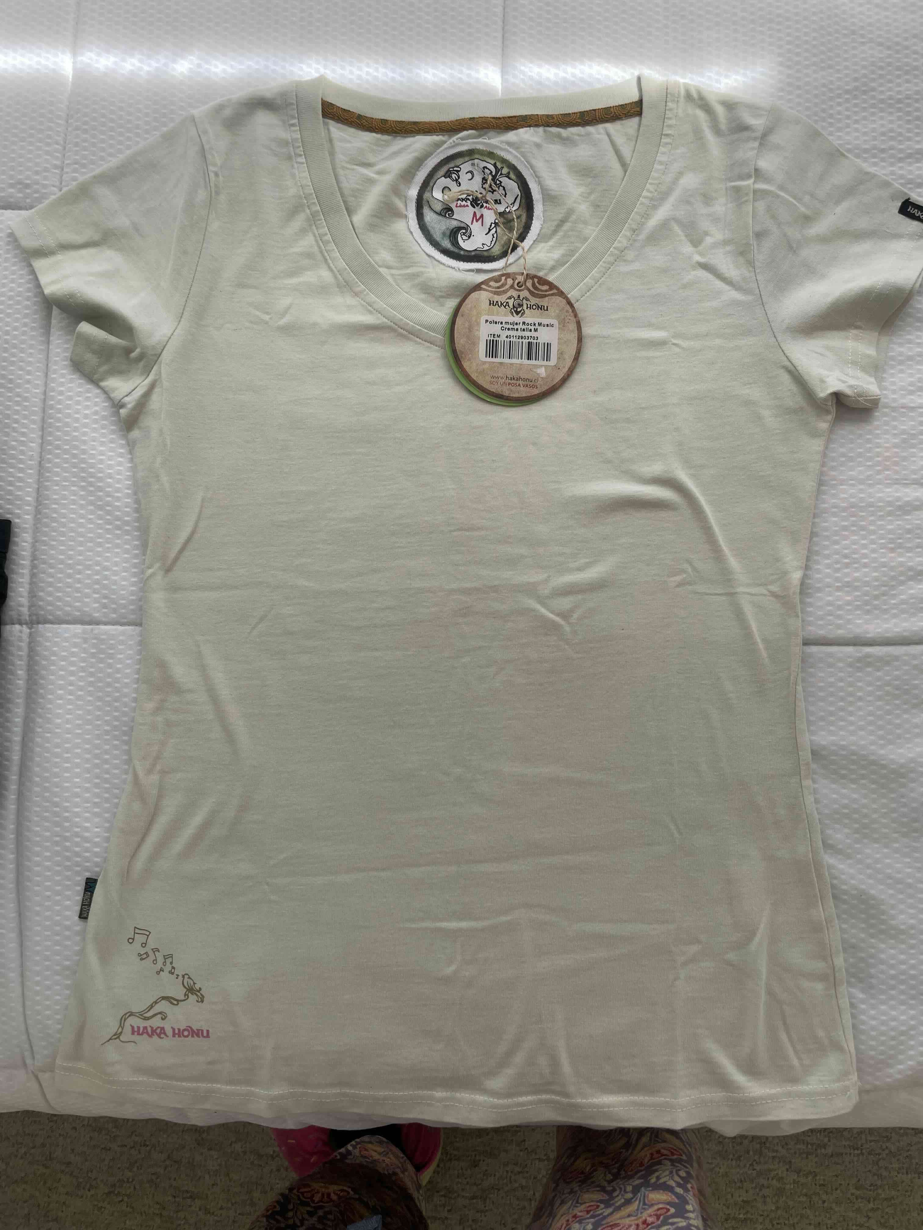 Polera beige con diseño musical - miniatura 1