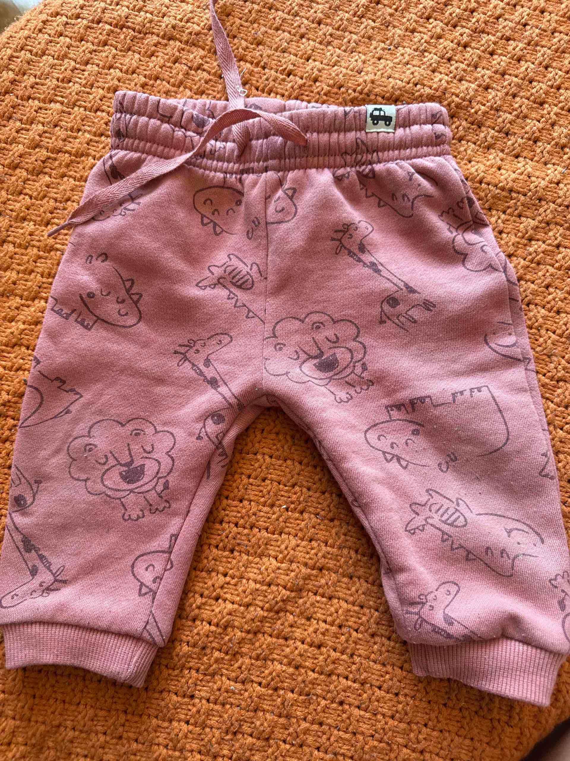 Polerón bebé rosa con dinosaurios - miniatura 3