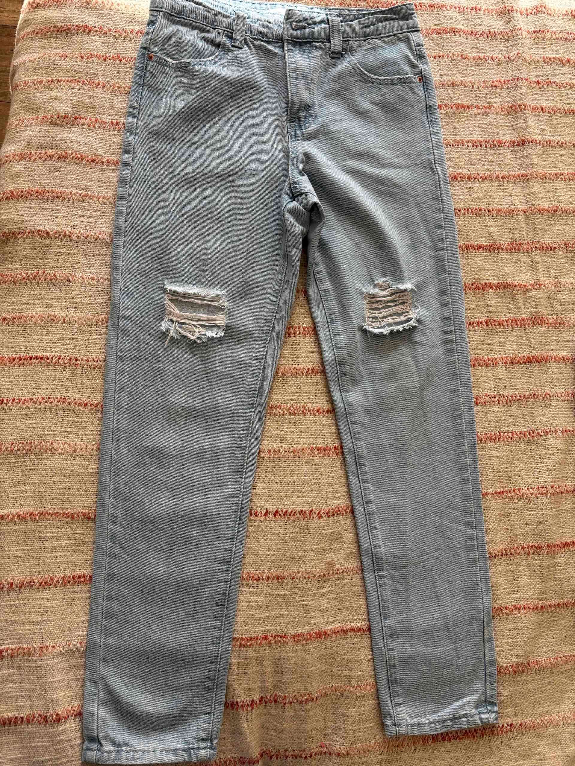 Jeans azul claro rasgados