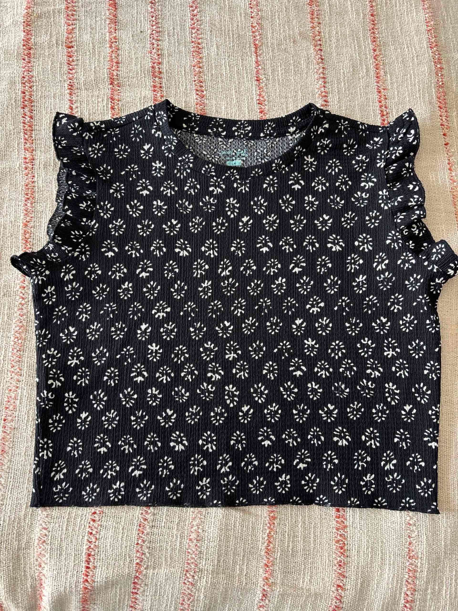 Polera negra con flores