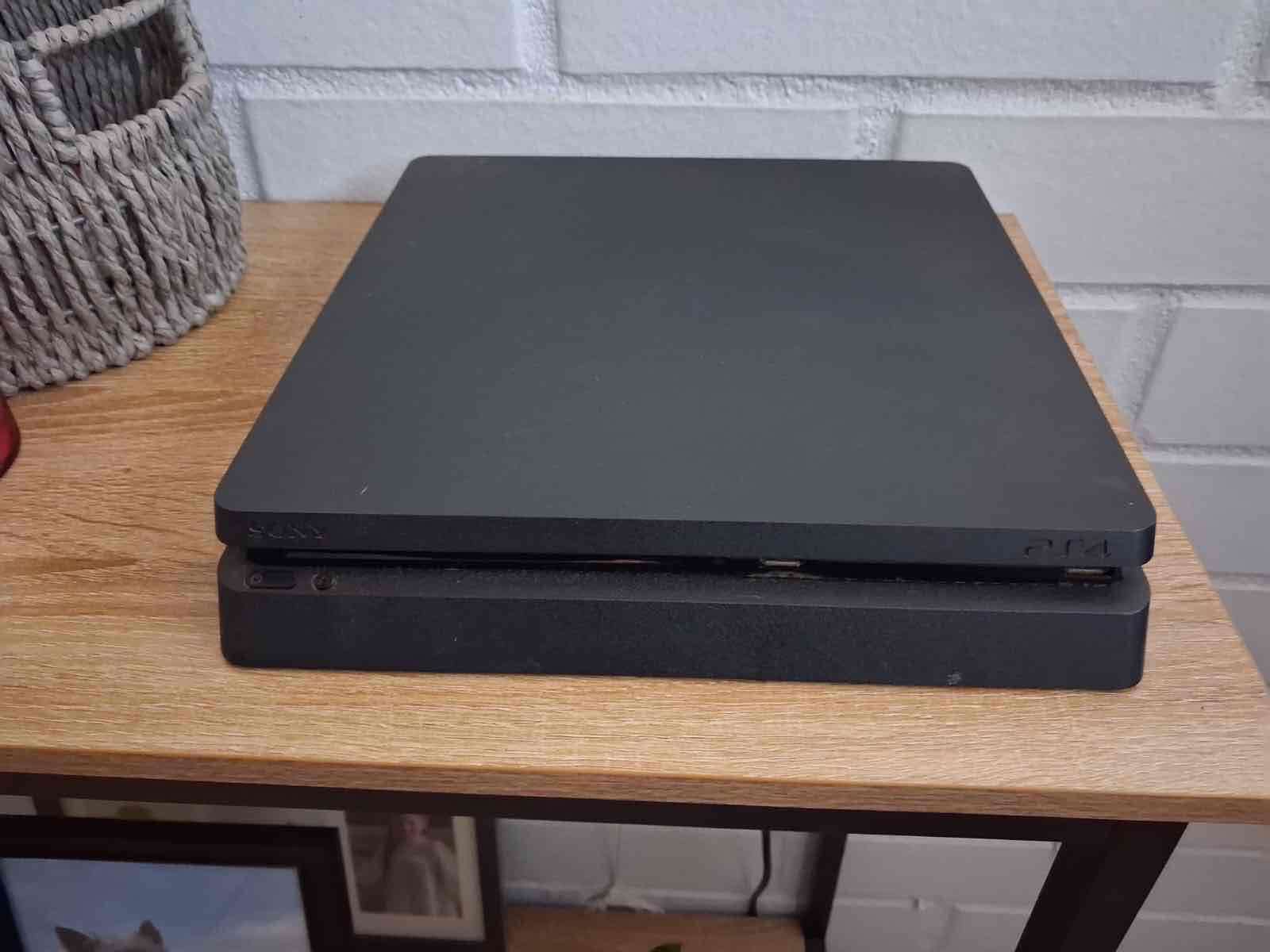 🎮 PS4 Slim en excelente estado - miniatura 1