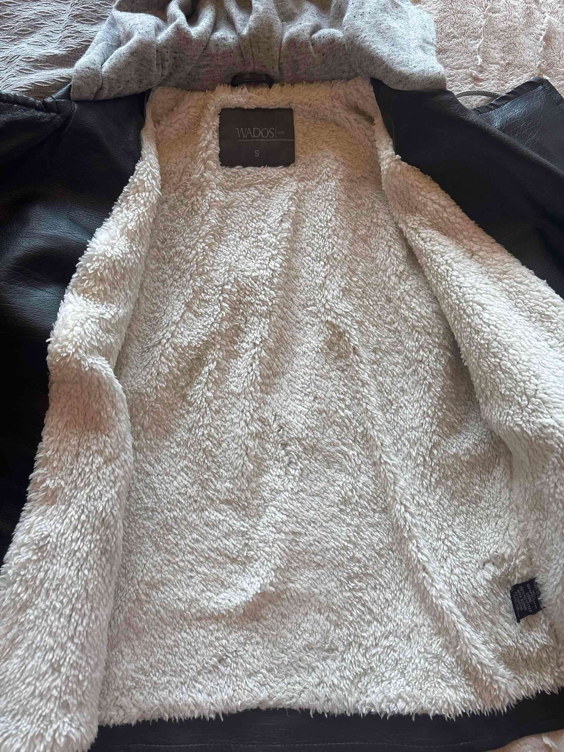 Chaqueta negra de cuero con capucha - miniatura 2