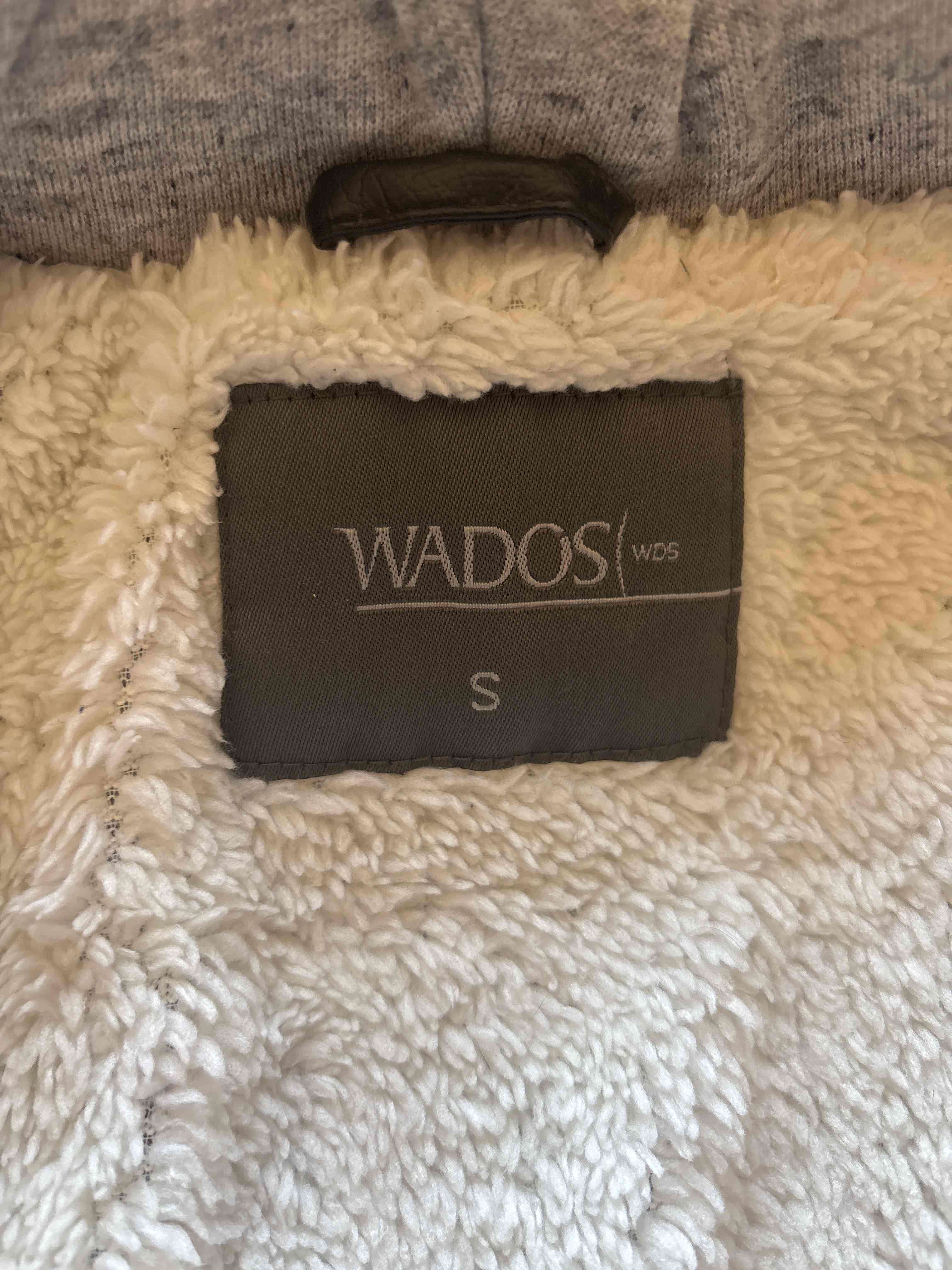 Chaqueta negra de cuero con capucha - miniatura 3