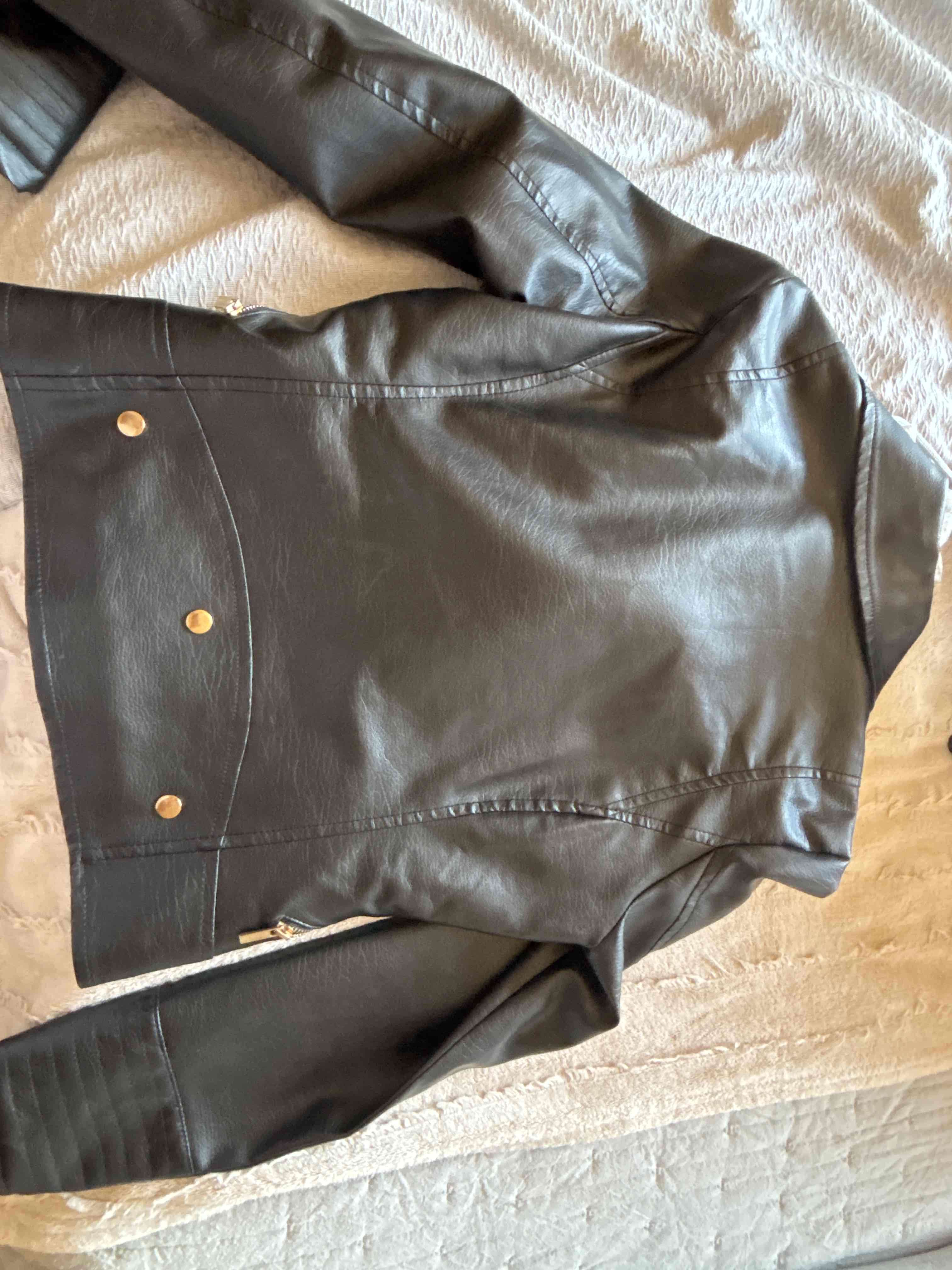 Chaqueta negra de cuero con capucha - miniatura 4