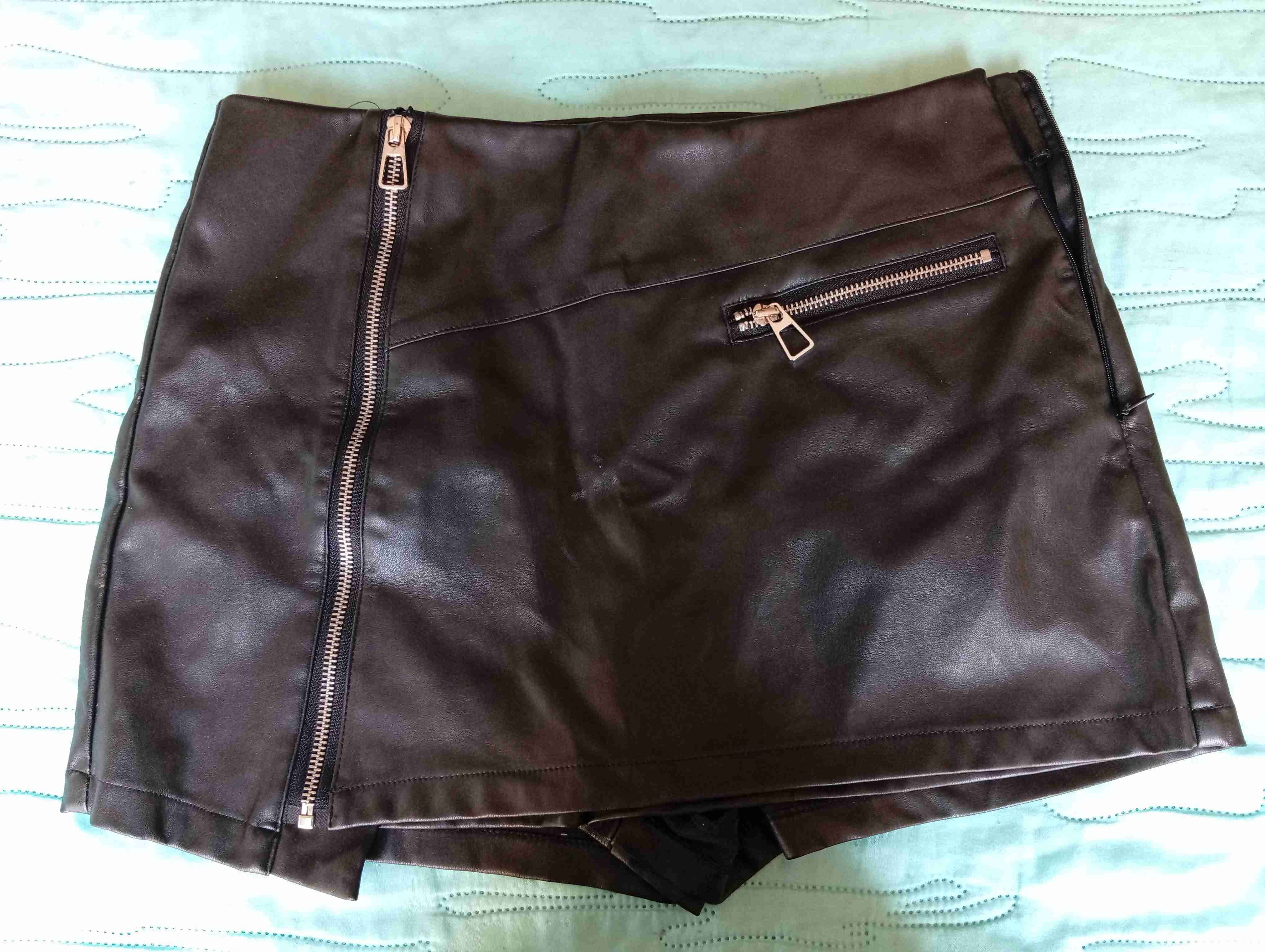 falda short negra de cuero - miniatura 1