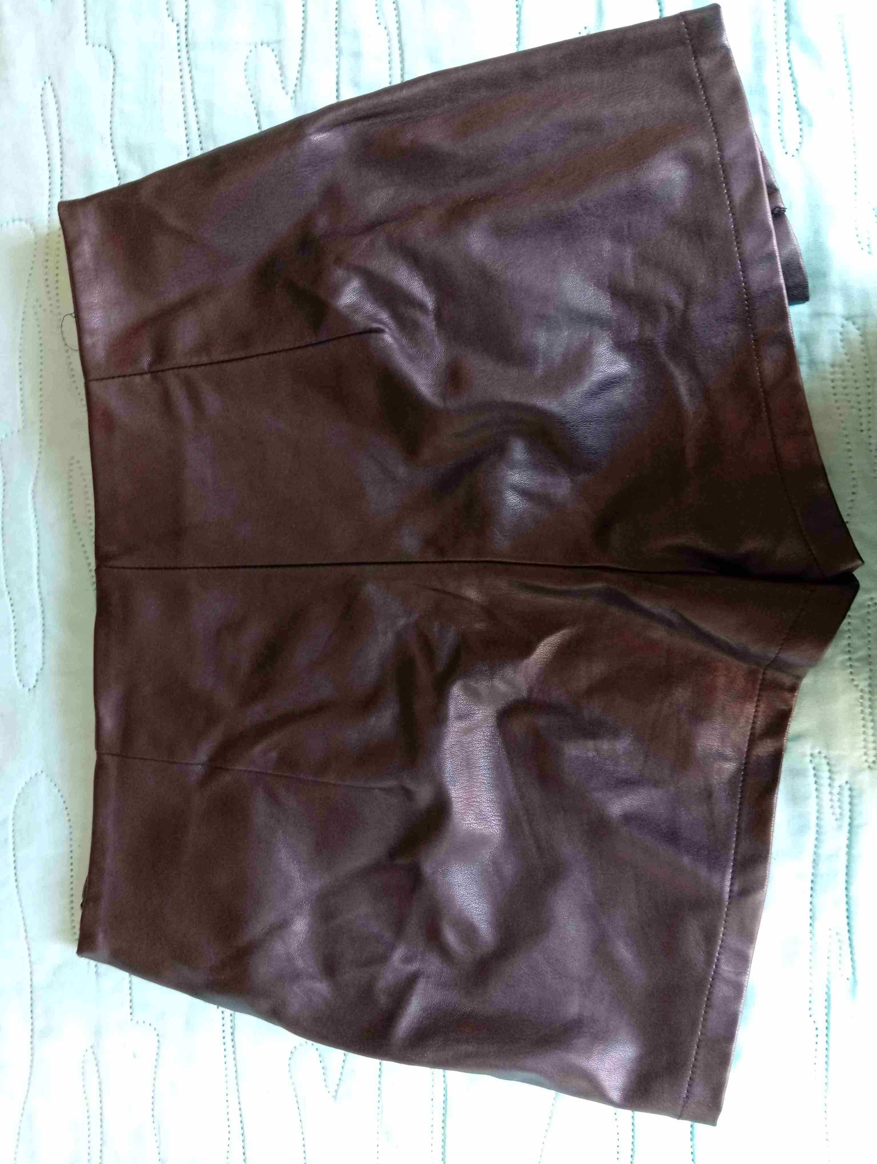 falda short negra de cuero - miniatura 2