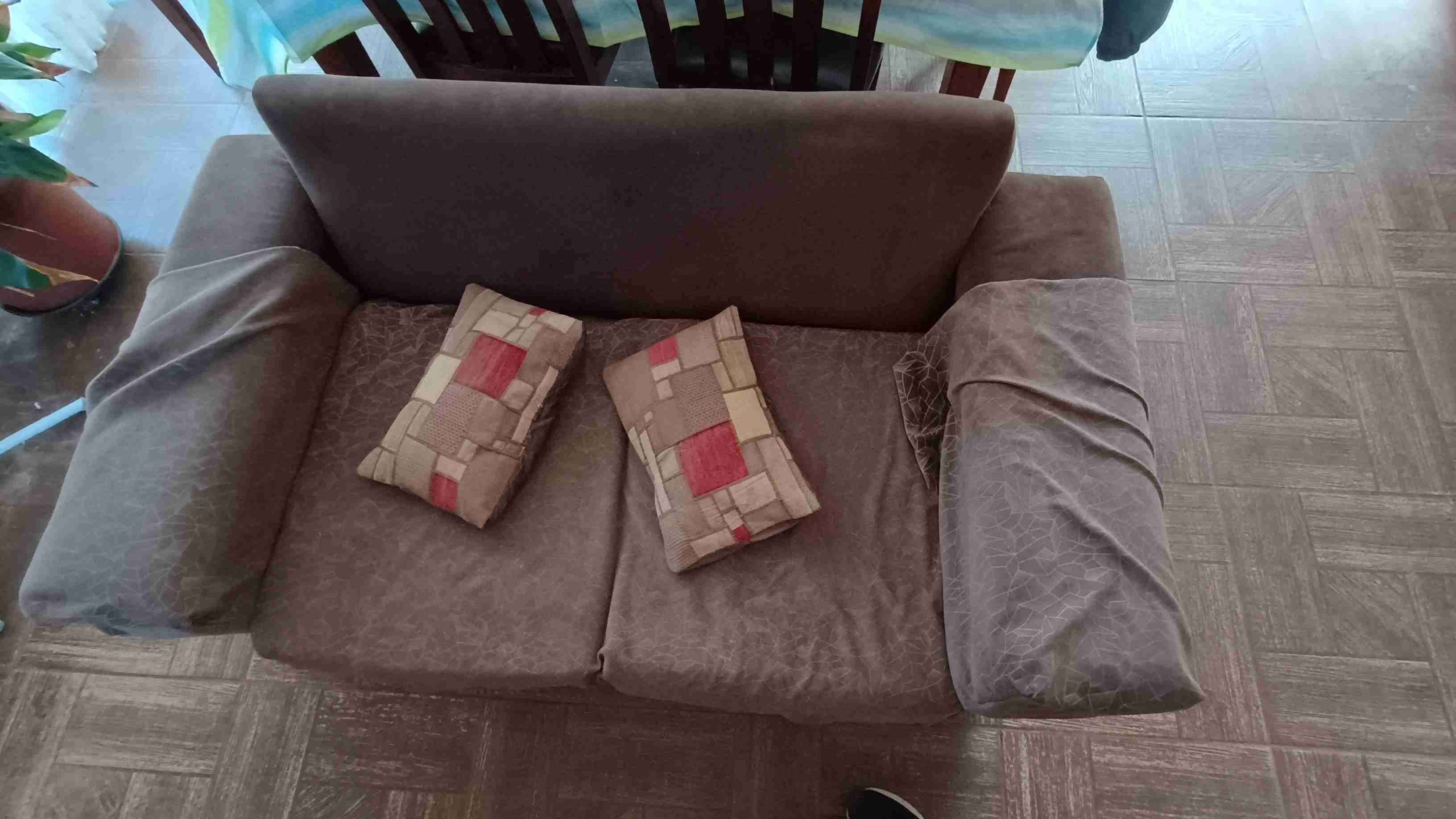 Sofá de dos plazas marrón - miniatura 1