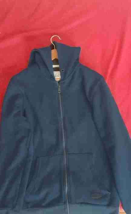 Polerón azul con capucha