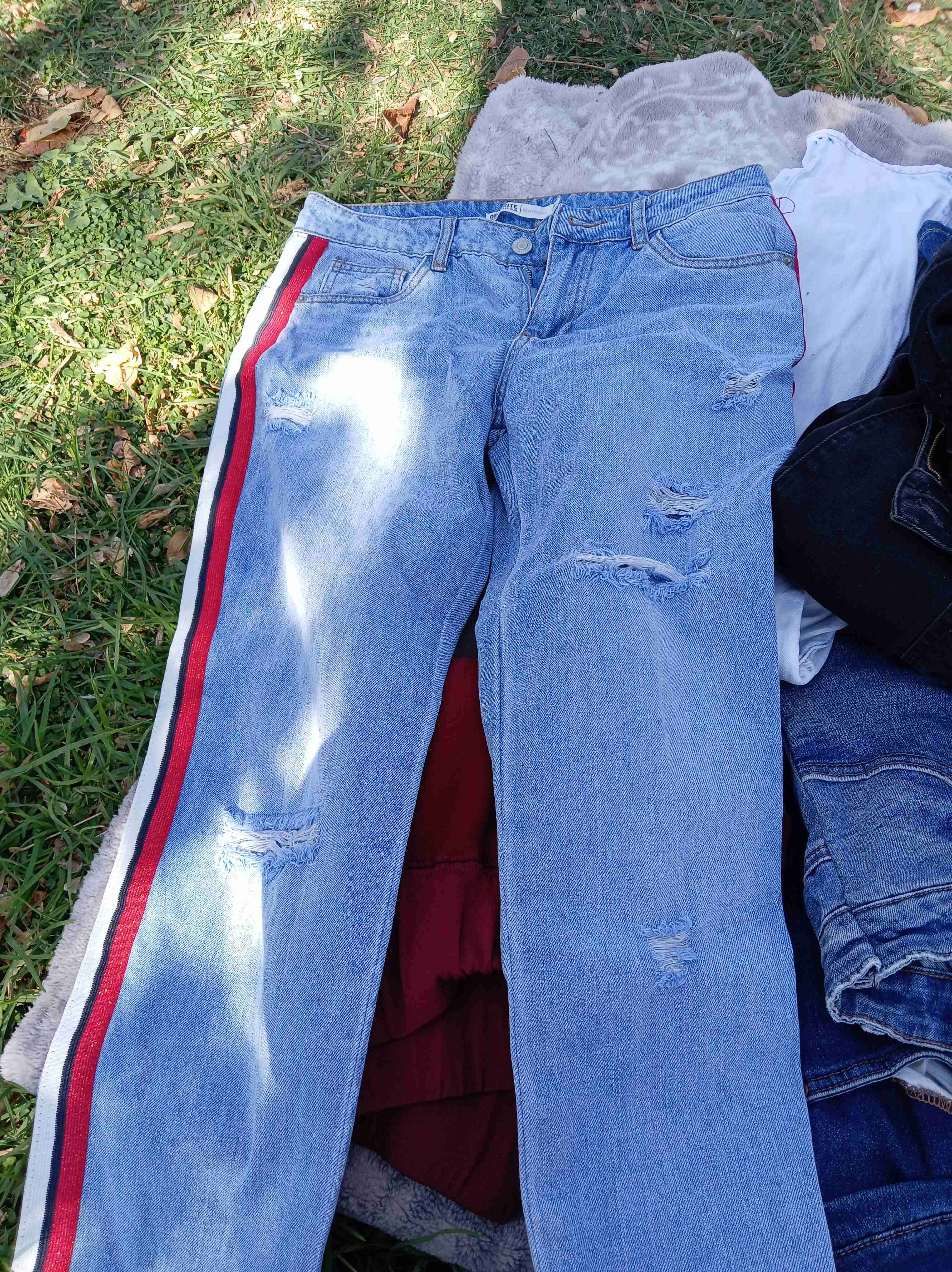 Jeans azules con rayas y desgastes - miniatura 1