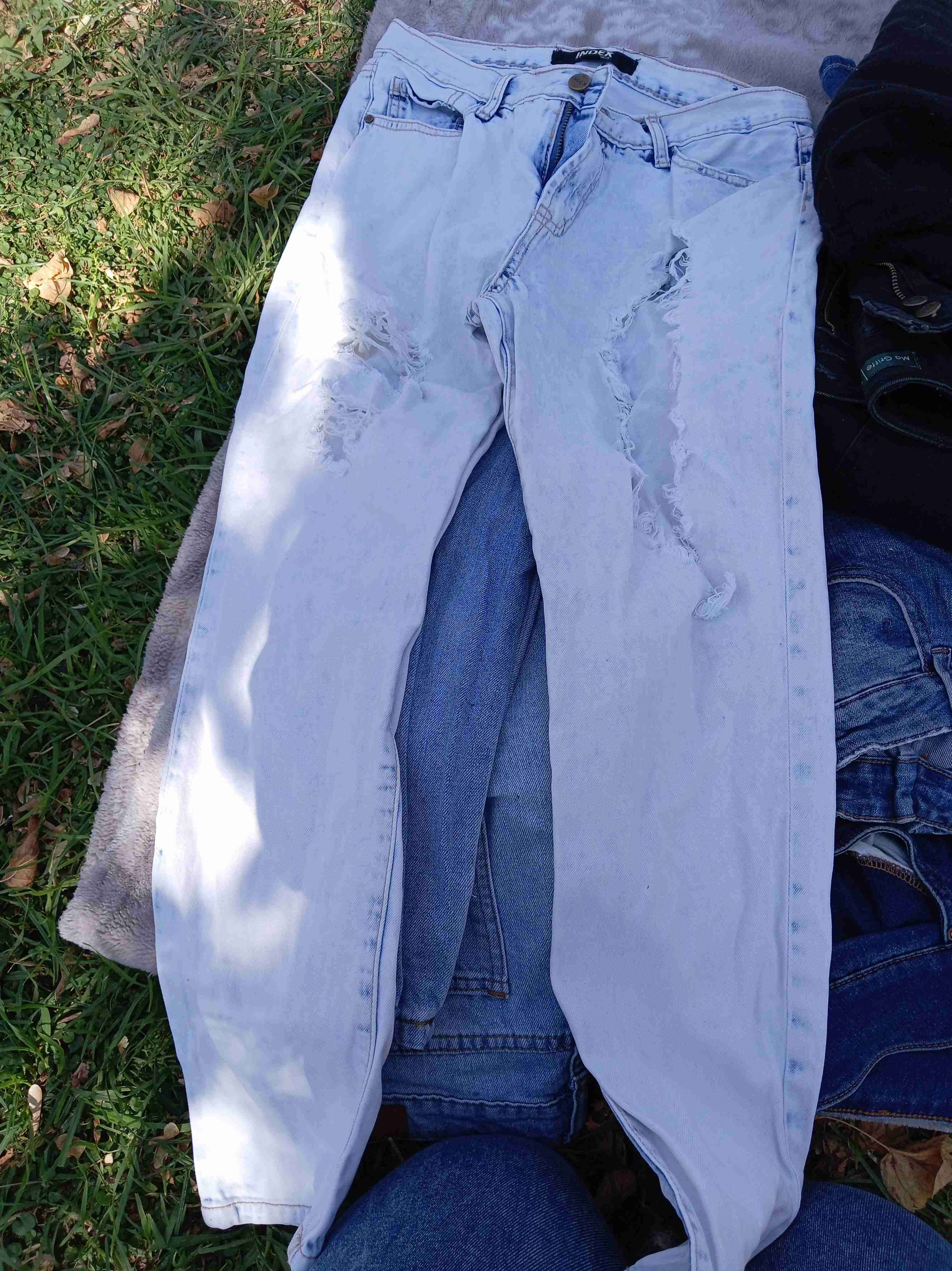 Jeans azules con rayas y desgastes - miniatura 2