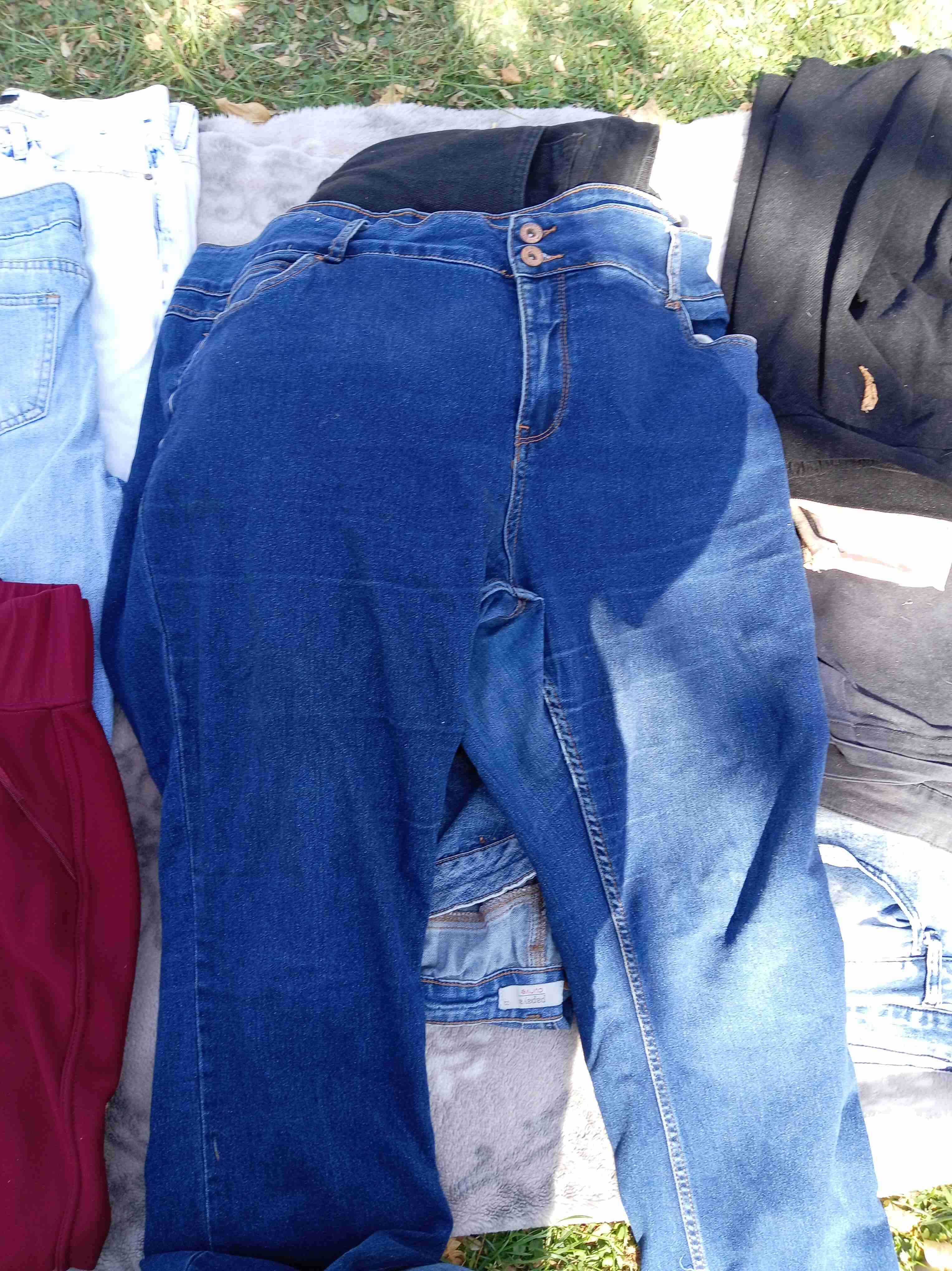 Jeans azules con rayas y desgastes - miniatura 4