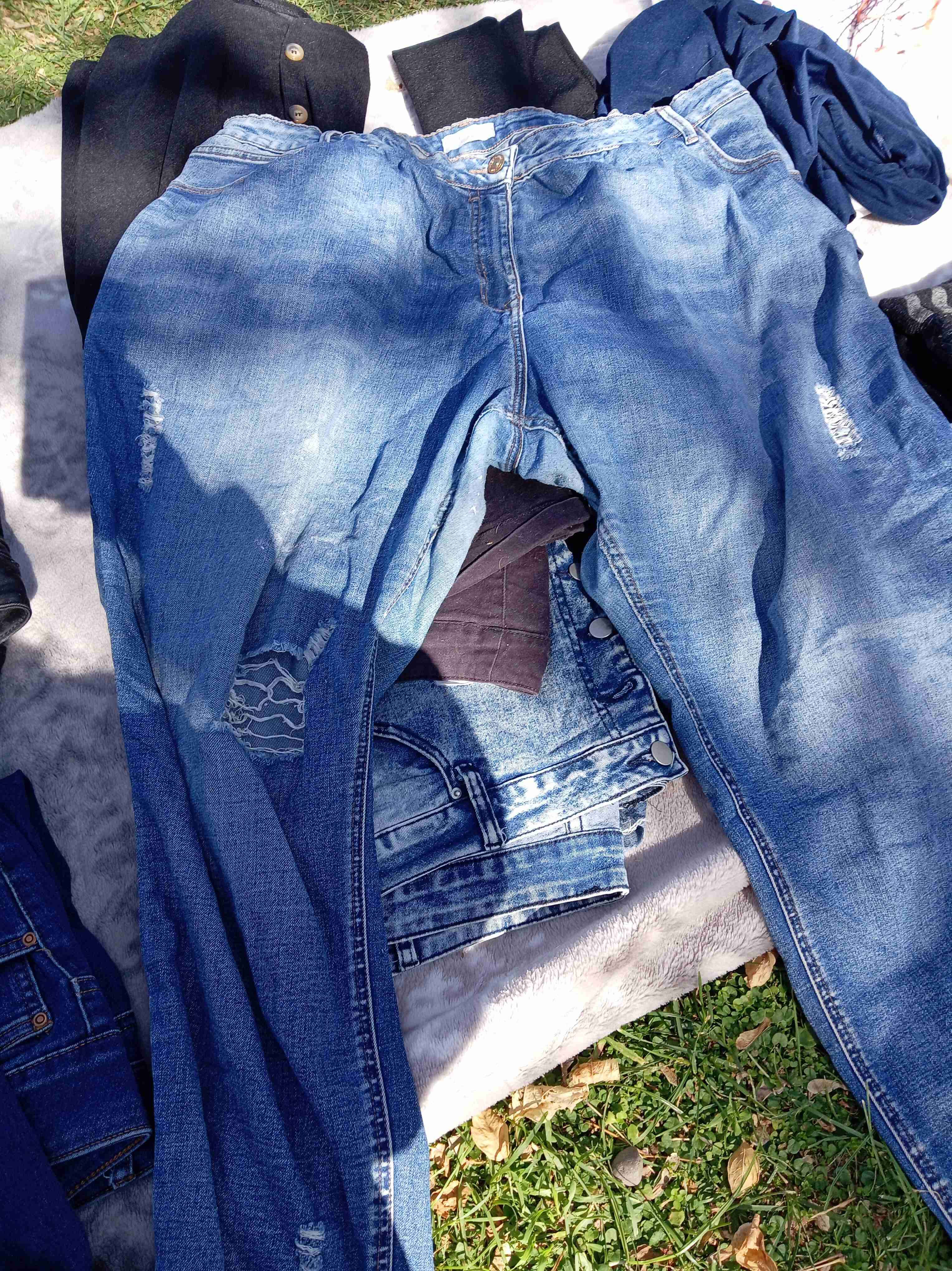 Jeans azules con rayas y desgastes - miniatura 5