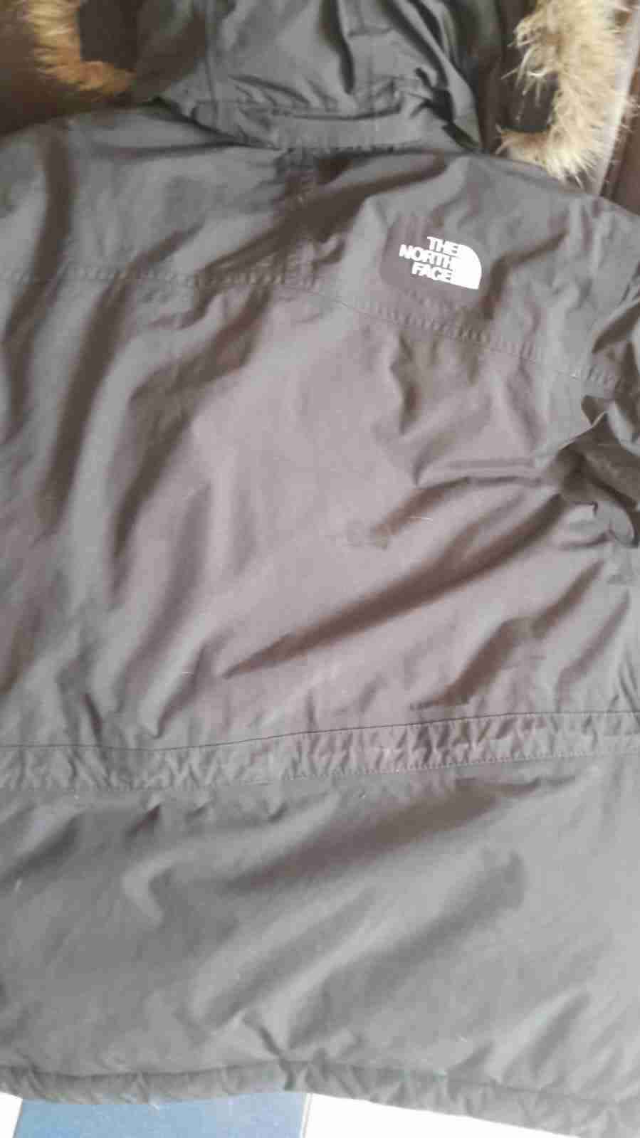 Parka negra con capucha de piel - miniatura 2