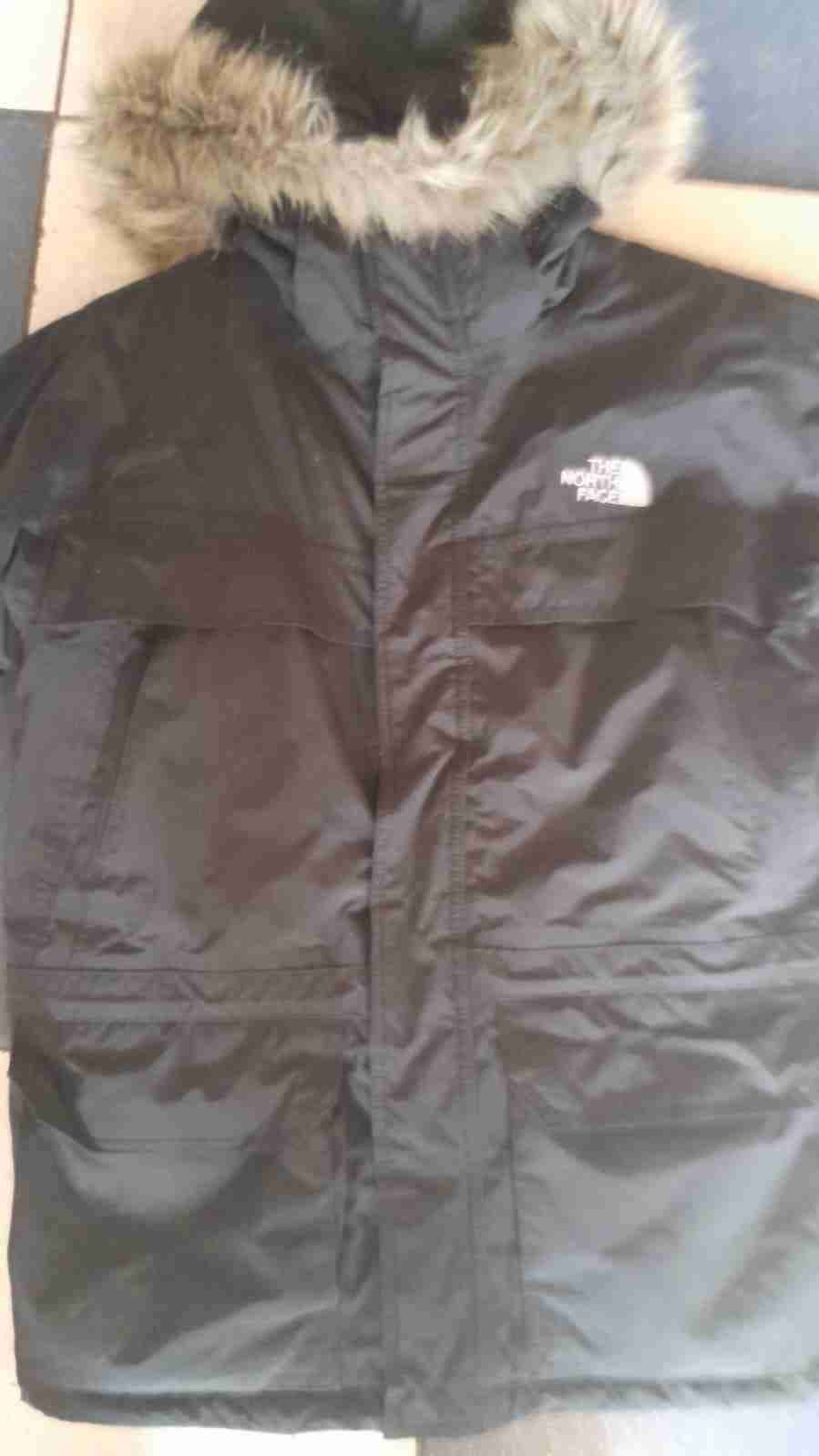 Parka negra con capucha de piel - miniatura 5