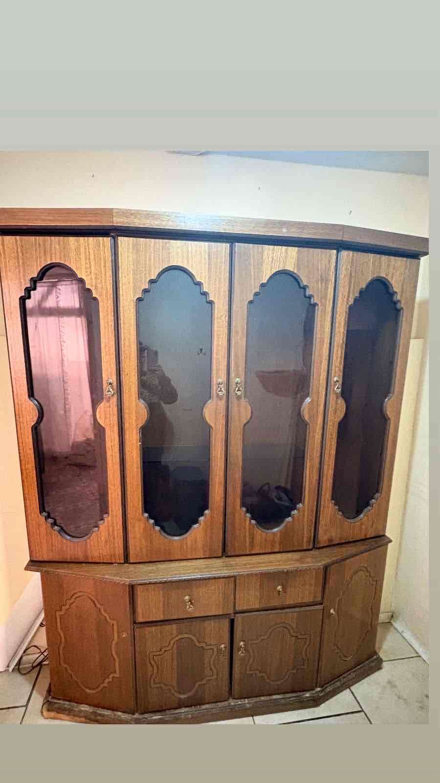 Vitrina de madera con puertas