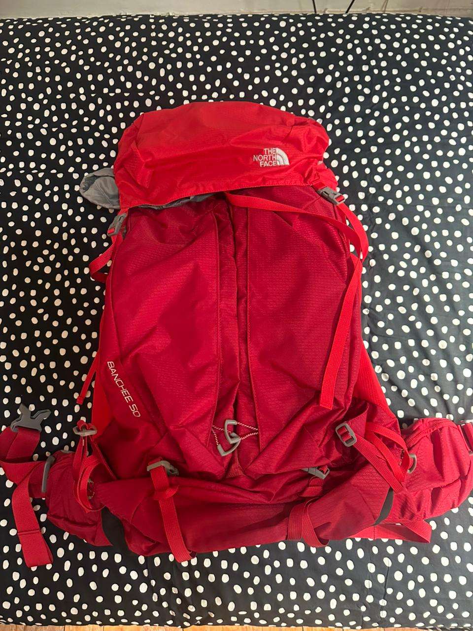 Mochila de senderismo roja - miniatura 1