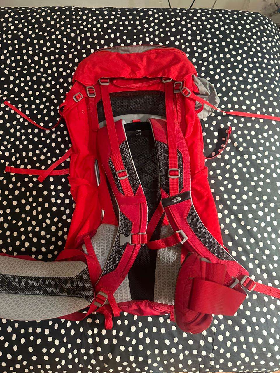 Mochila de senderismo roja - miniatura 2