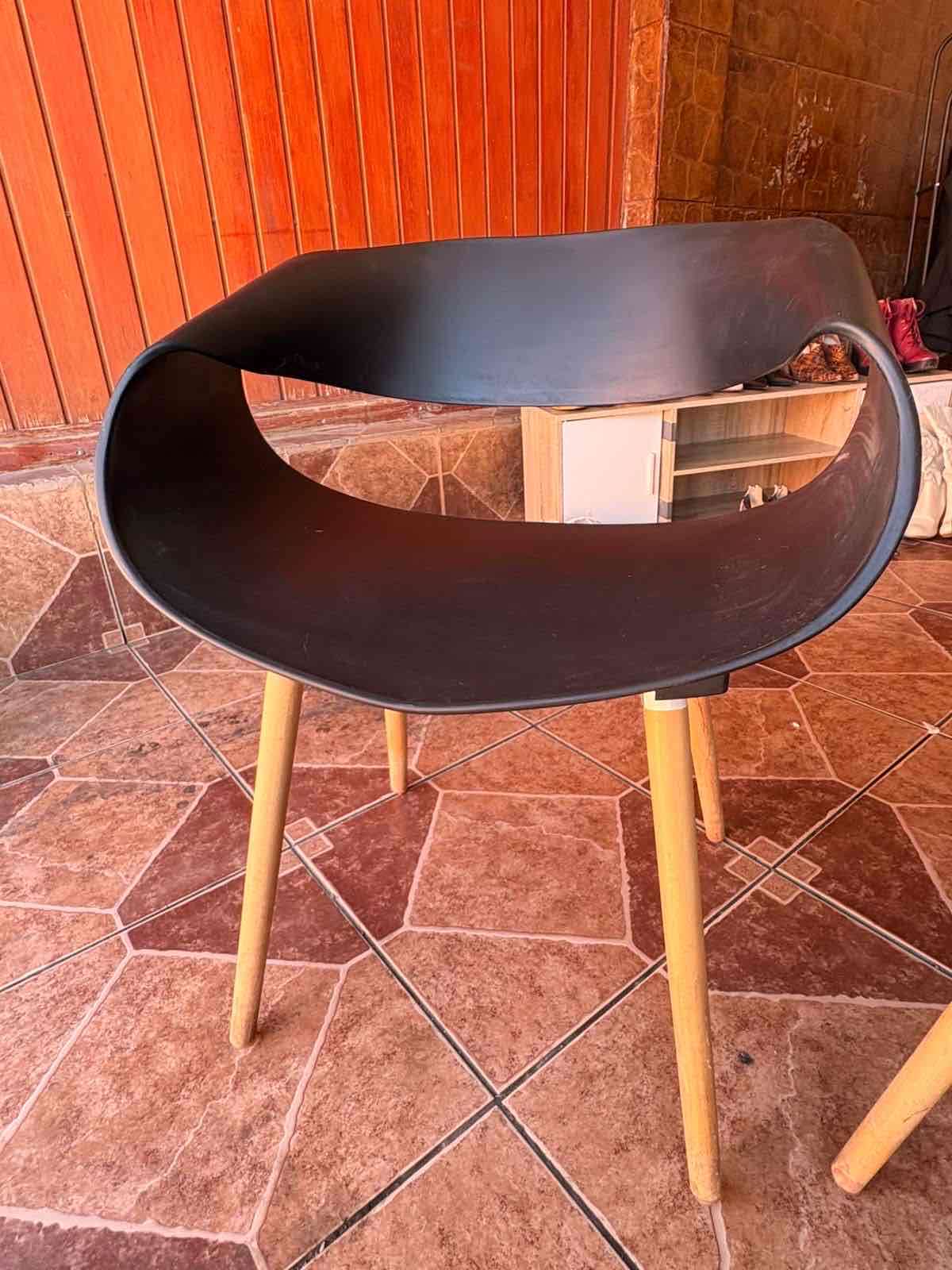 Conjunto de sillas negras modernas - miniatura 2