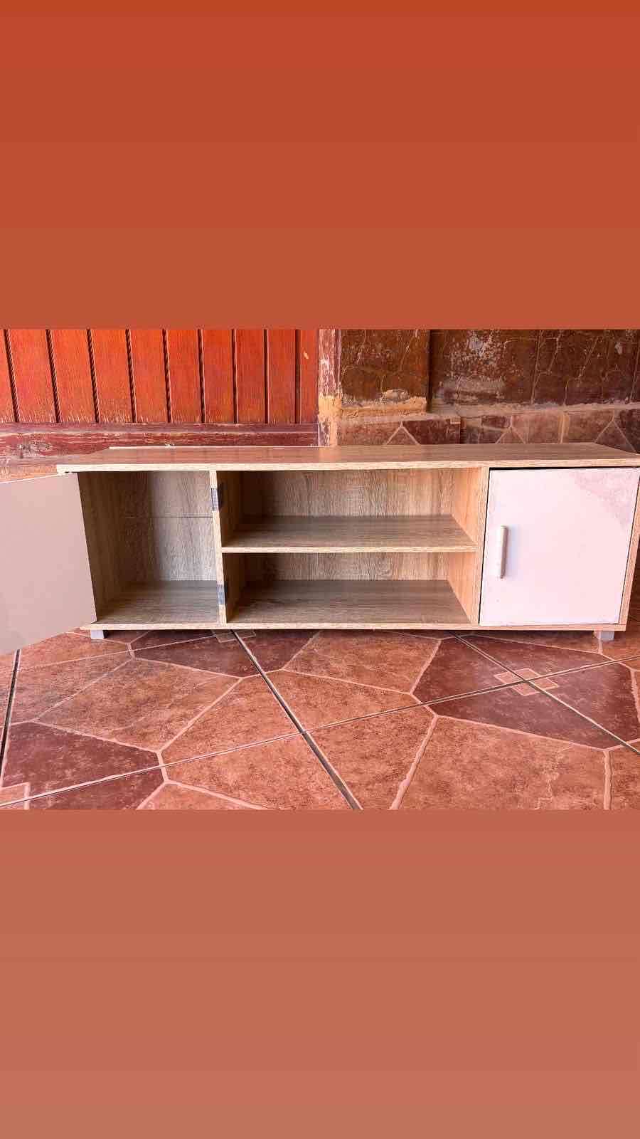 Mueble de TV madera clara