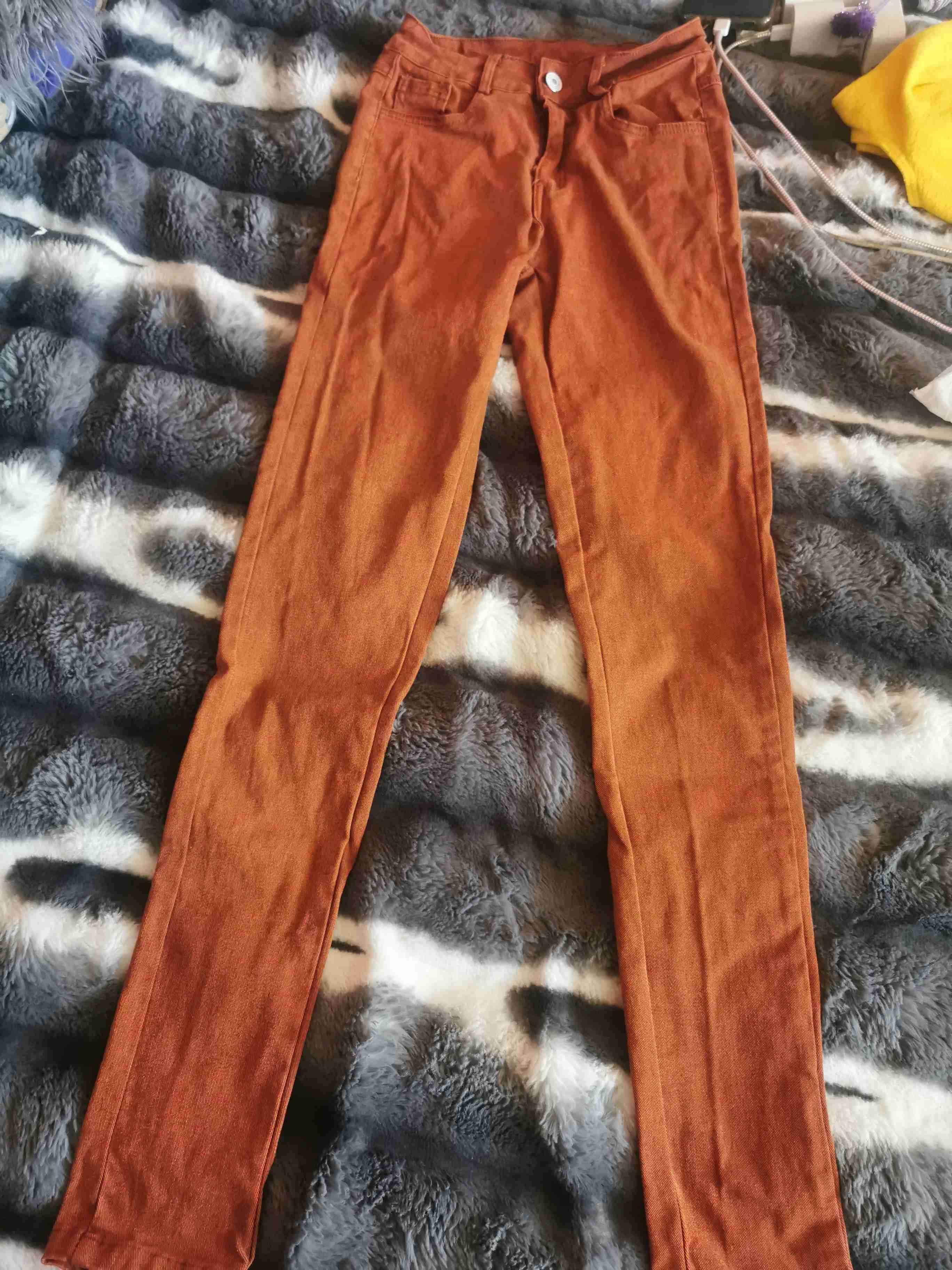 Pantalones naranjas ajustados