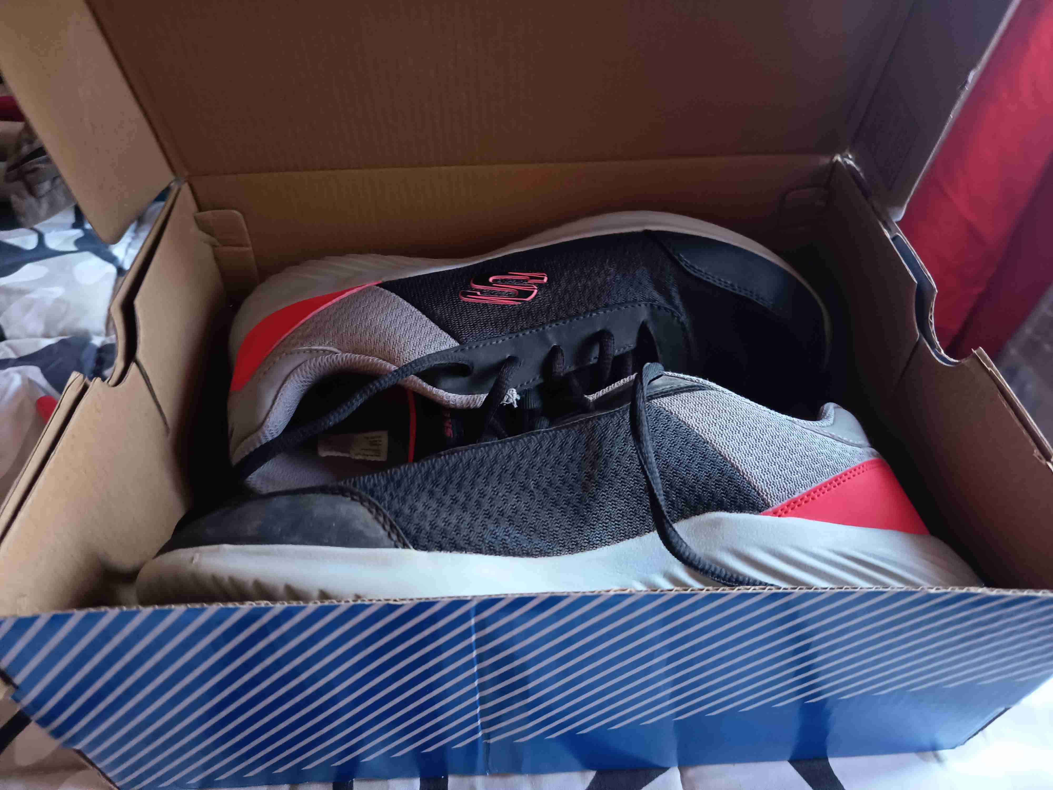 Zapatillas niño negras y  gris con detalles rojos - miniatura 4