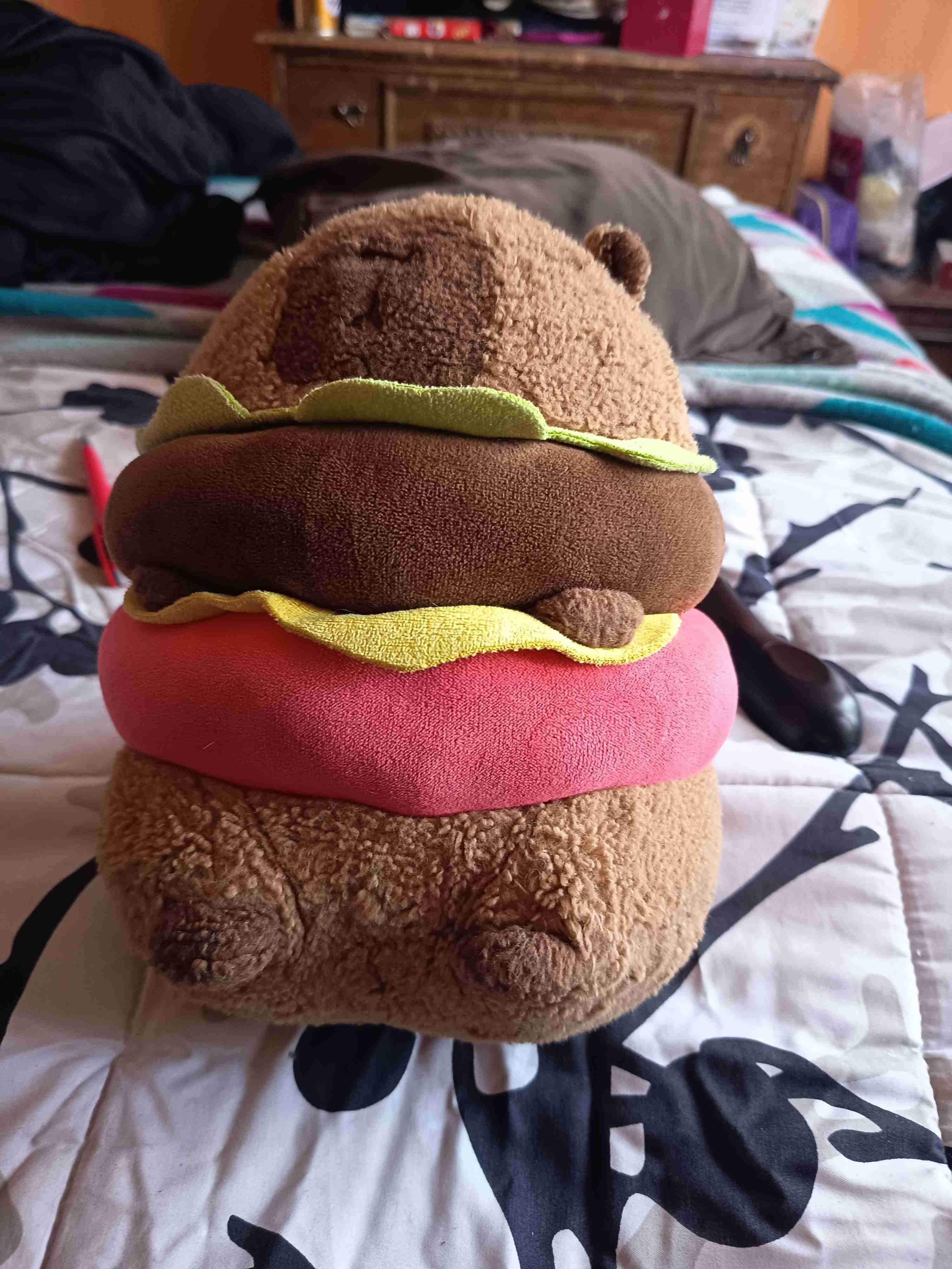 Peluche marrón tipo hamburguesa capibara