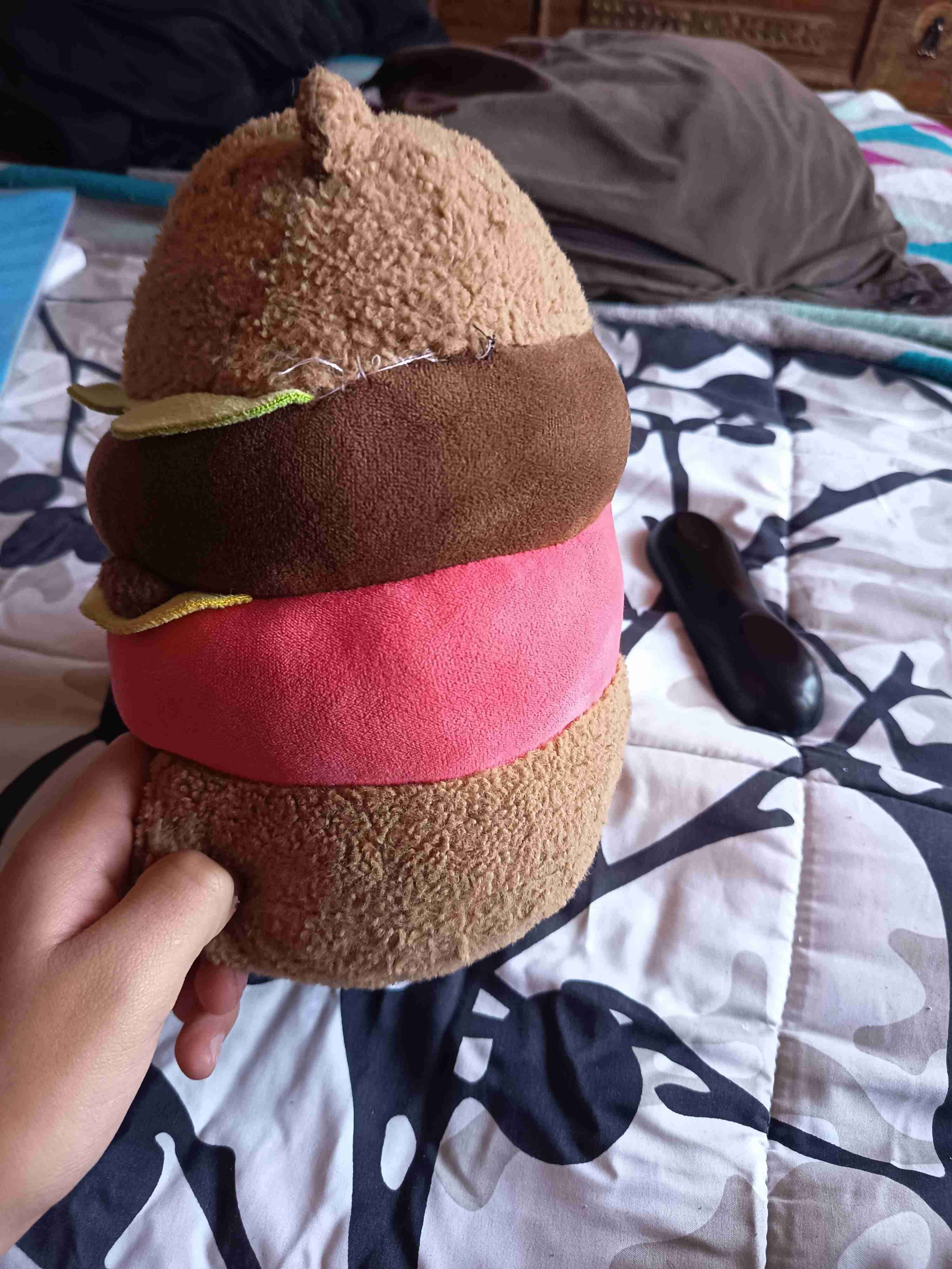 Peluche marrón tipo hamburguesa capibara - miniatura 3