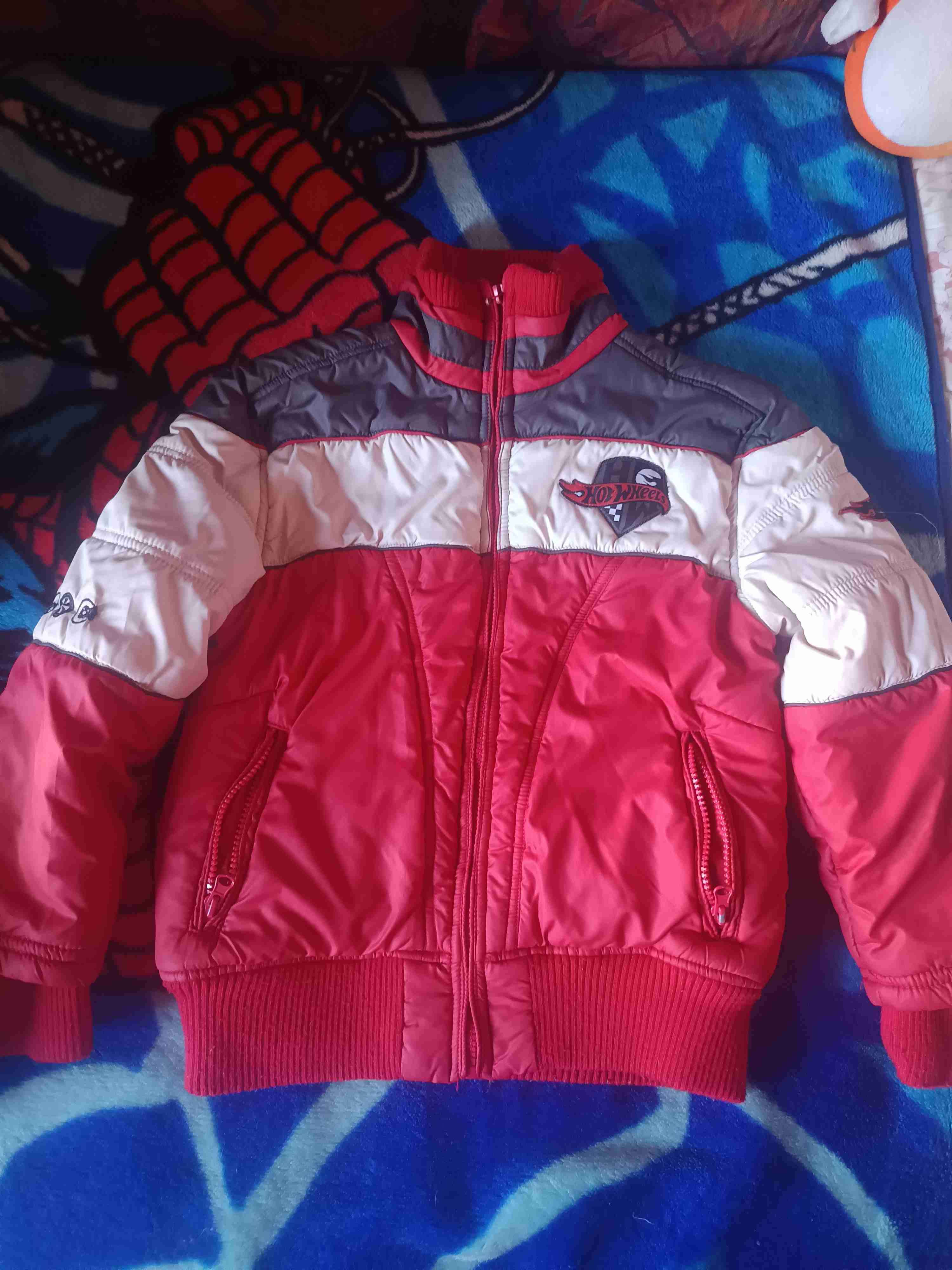 Chaqueta acolchada roja Hot Wheels - miniatura 1