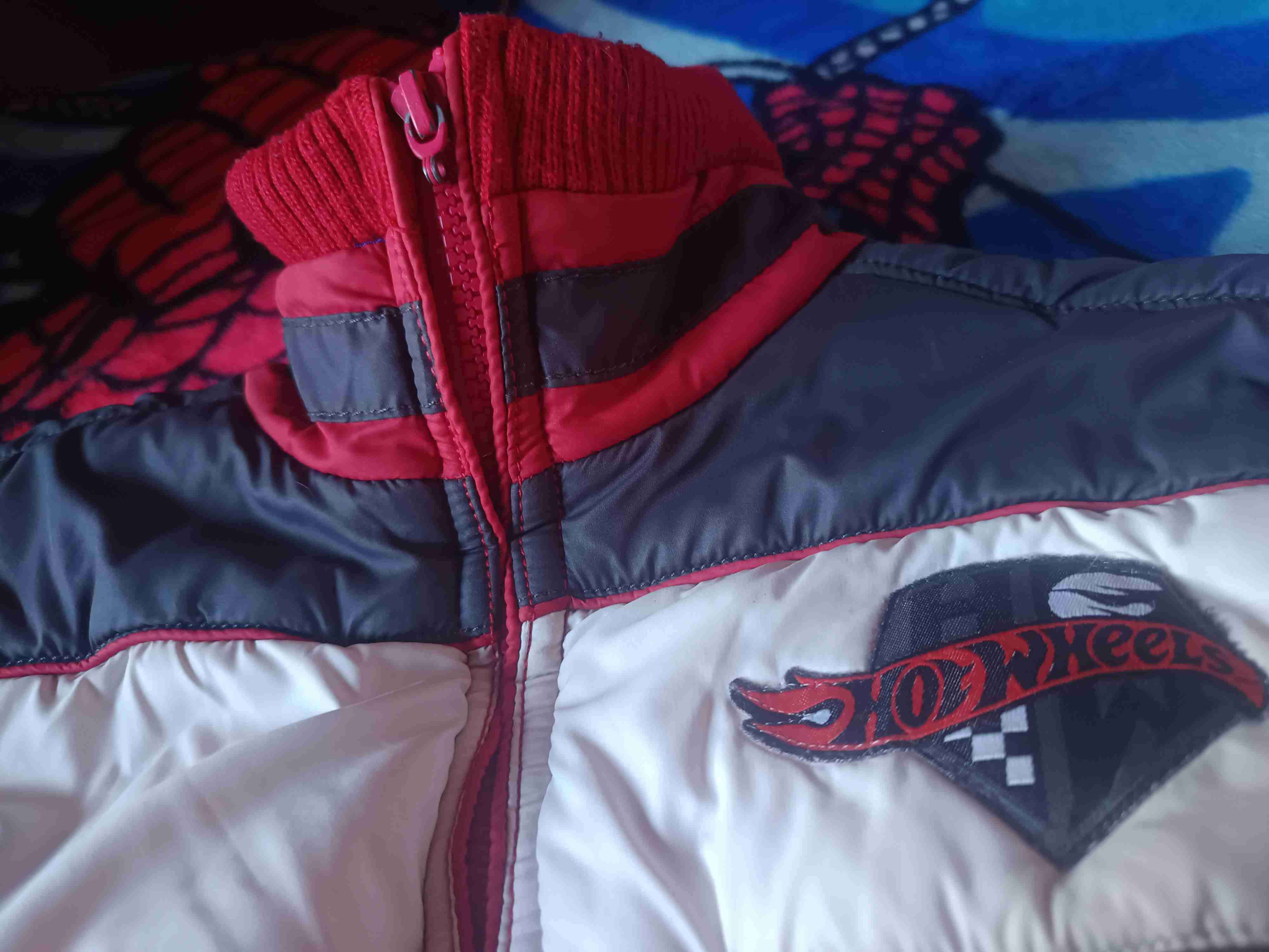 Chaqueta acolchada roja Hot Wheels - miniatura 4