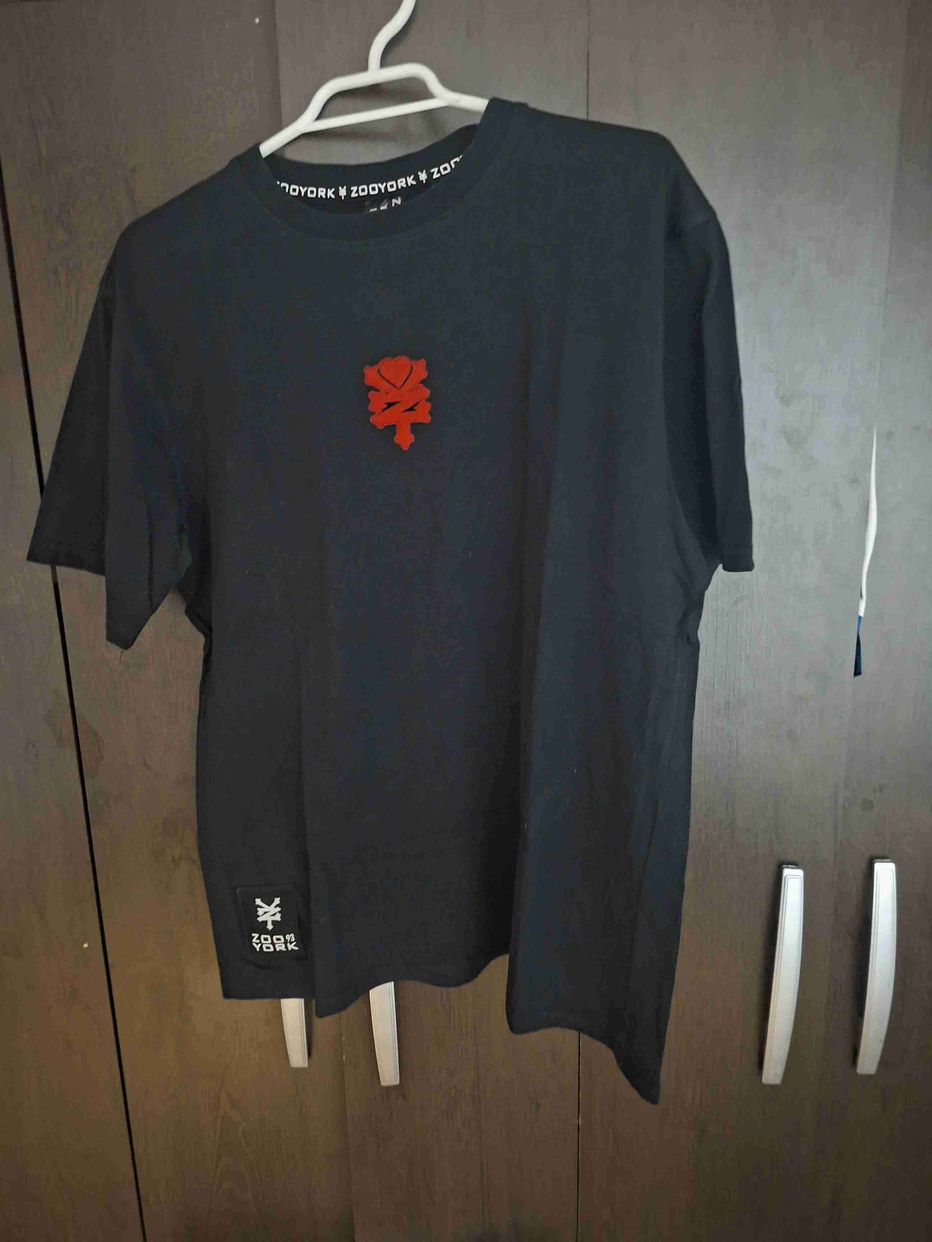 Polera negra con diseño rojo talla M