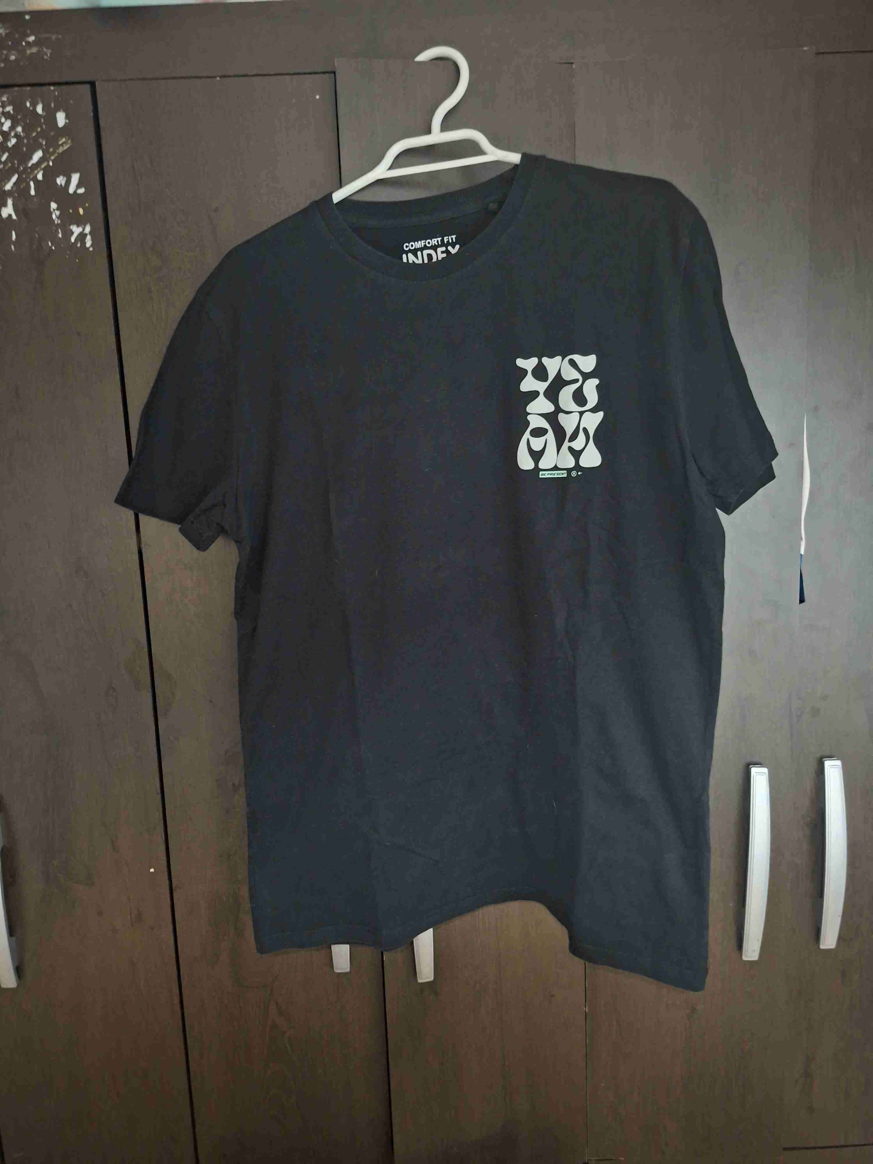 Polera negra con diseño gráfico talla M