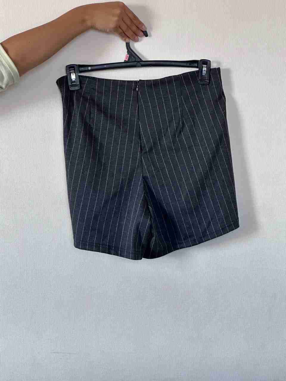 Shorts negros a rayas (falda pantalon) - miniatura 1