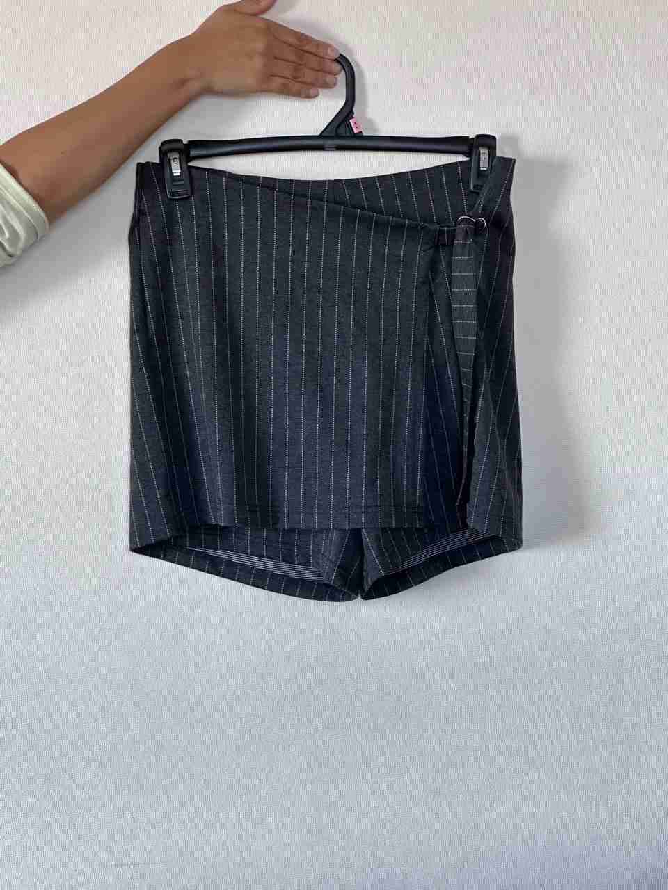 Shorts negros a rayas (falda pantalon) - miniatura 2