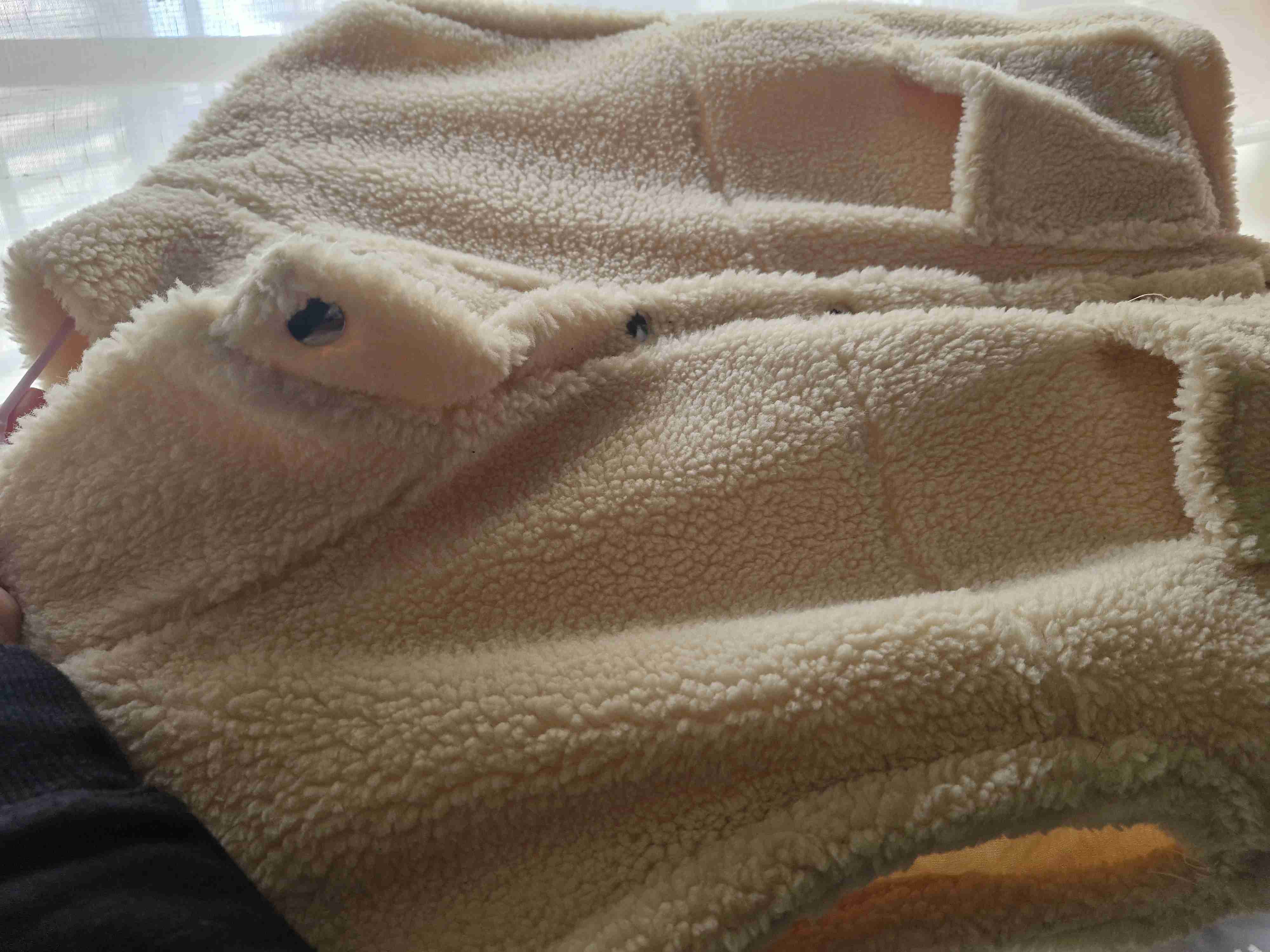 Chaleco sin mangas beige. - miniatura 1