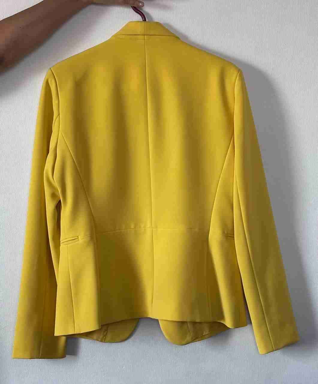 Blazer amarillo con etiqueta - miniatura 2