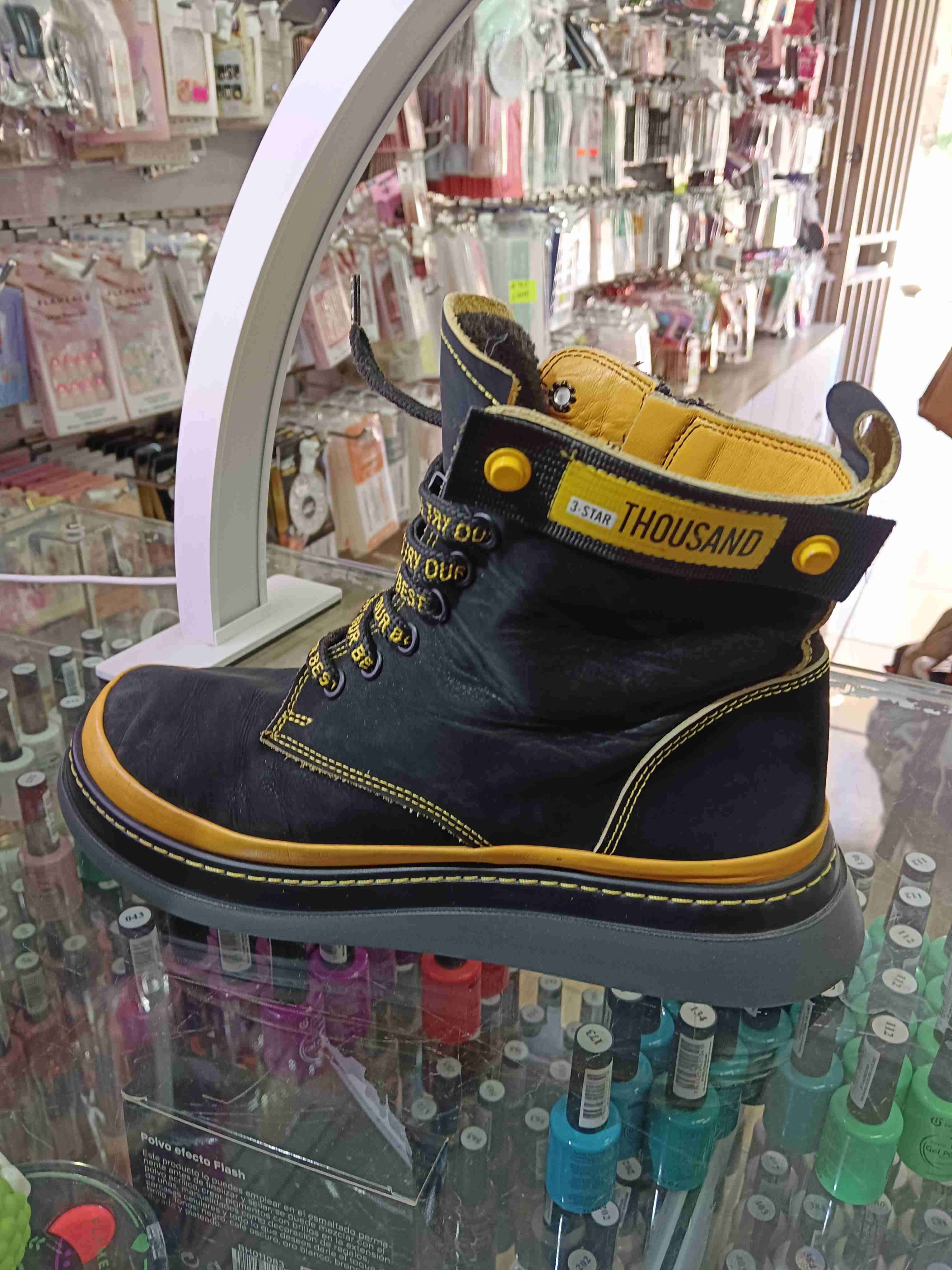 Botas negras con detalles amarillos - miniatura 1