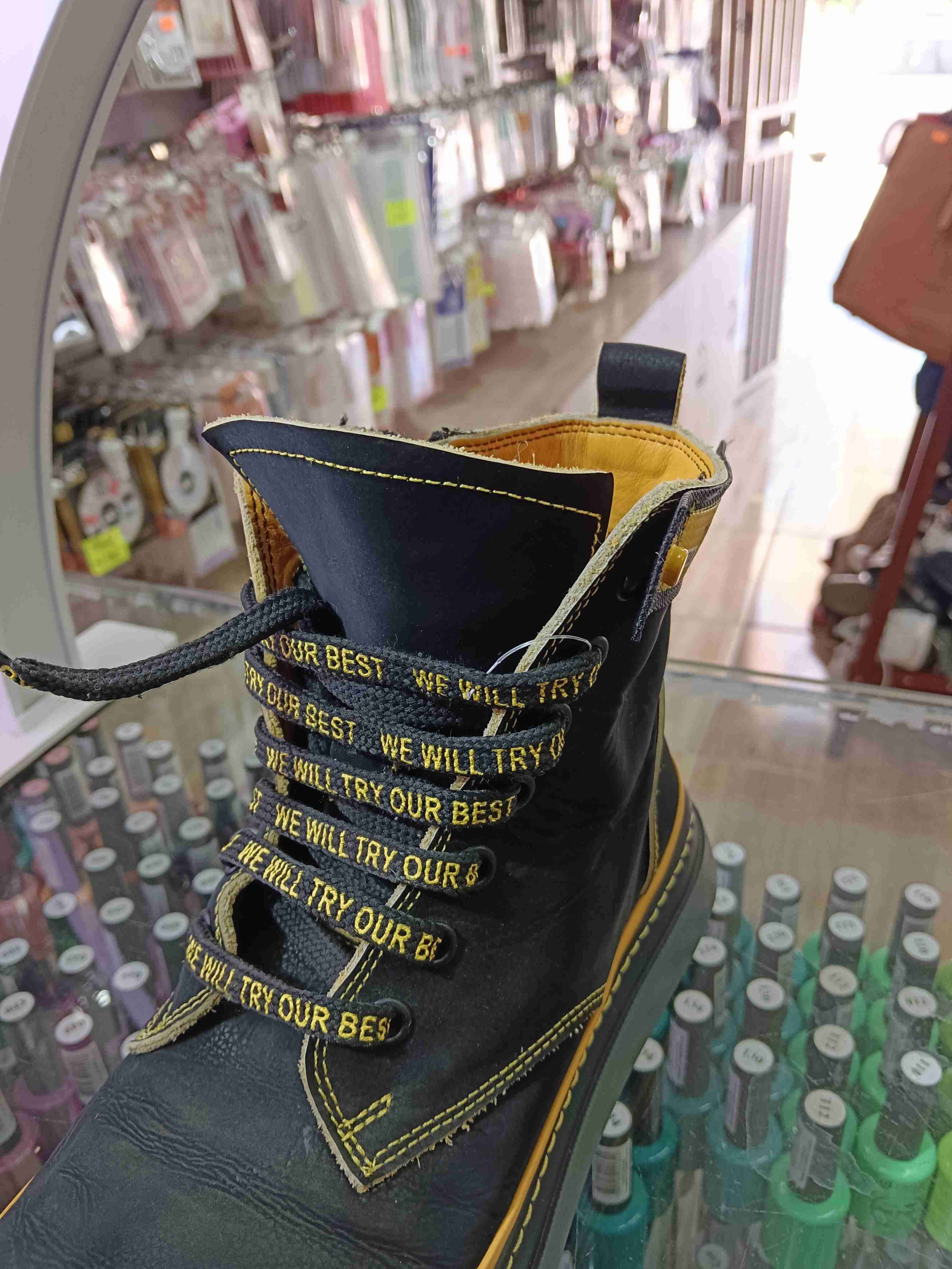 Botas negras con detalles amarillos - miniatura 2