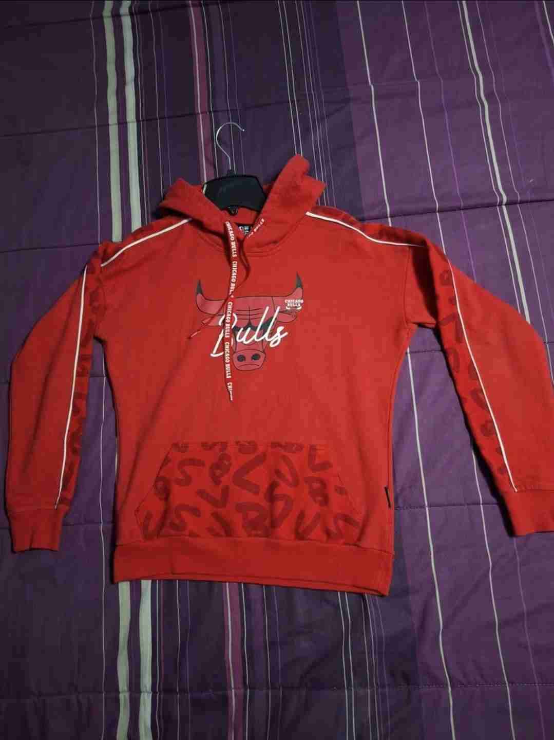 Polerón rojo con capucha Bulls Talla xs