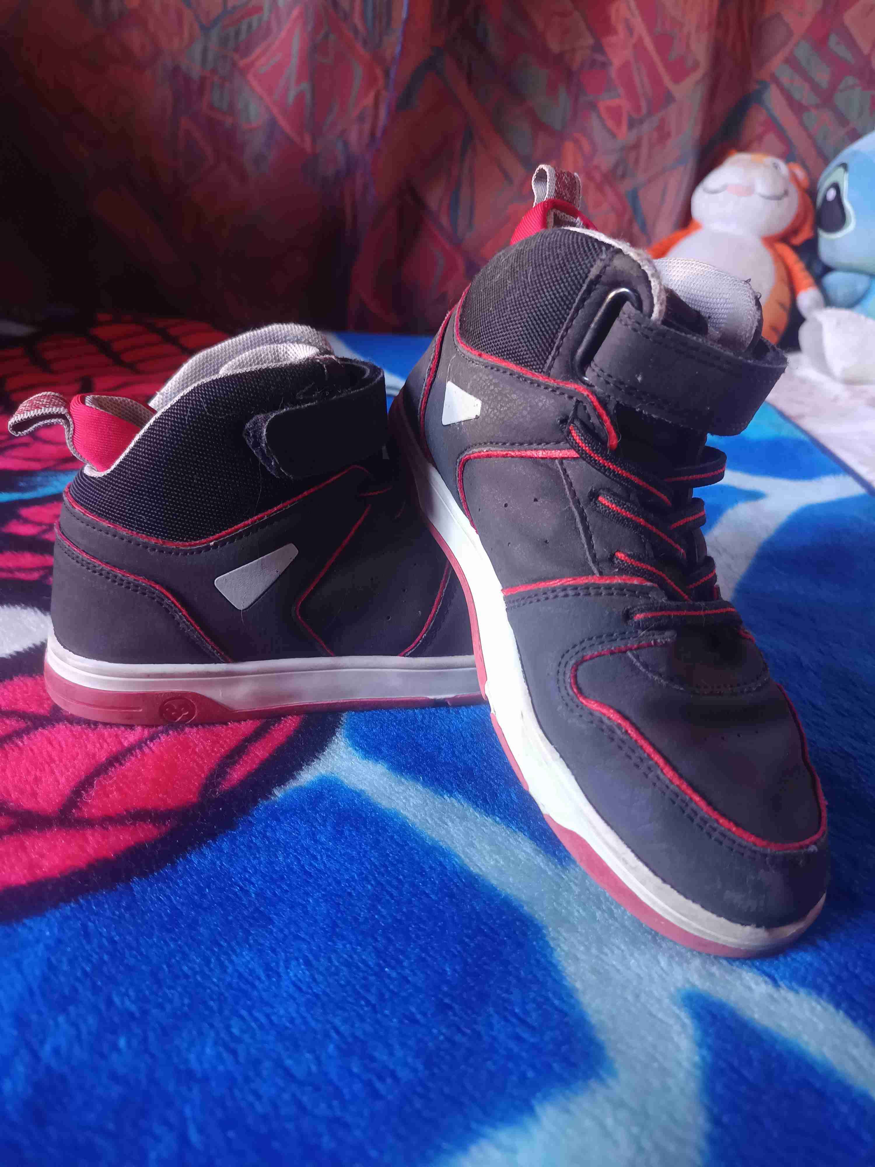 Zapatillas deportivas negras y rojas - miniatura 1