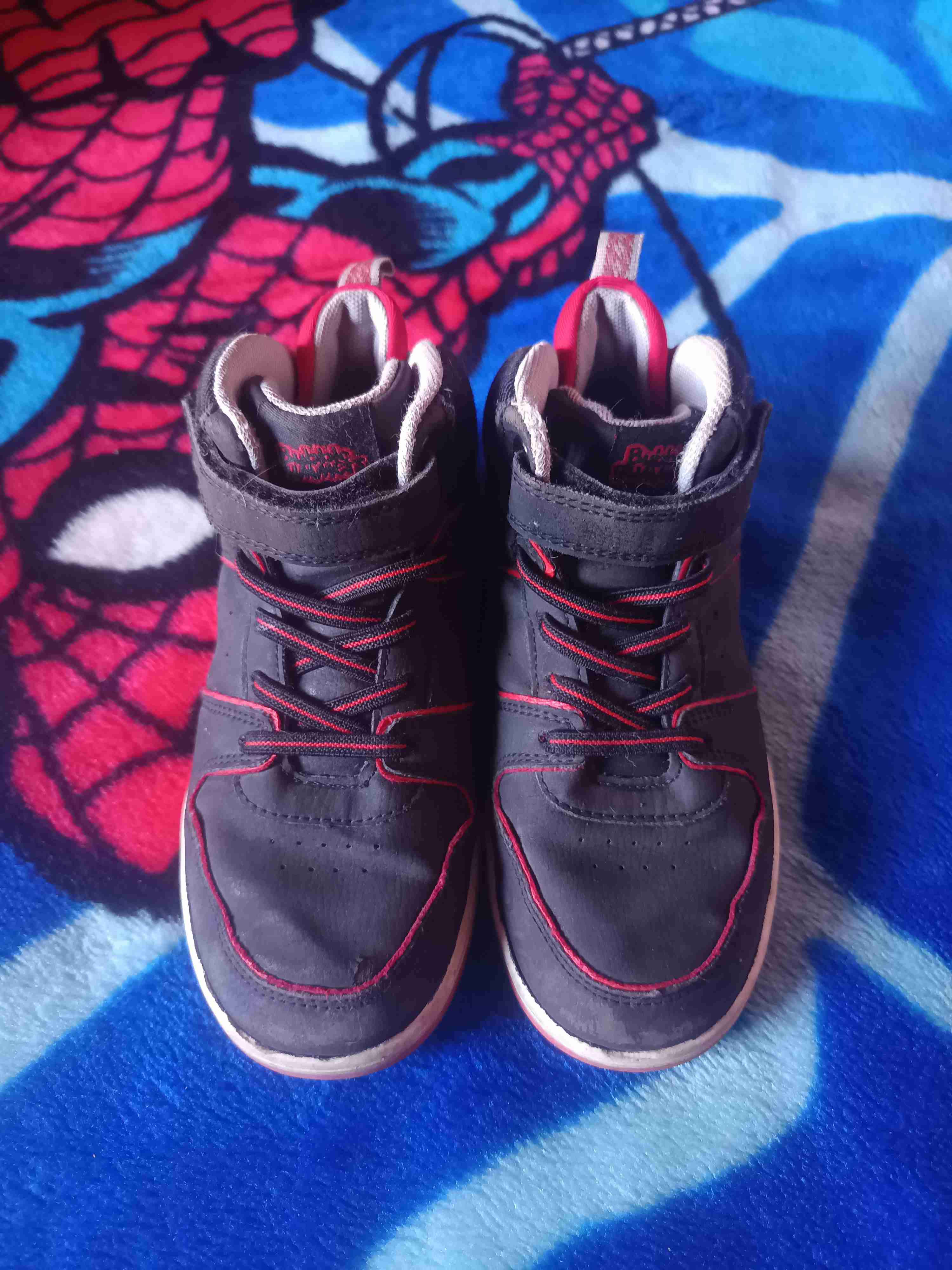Zapatillas deportivas negras y rojas - miniatura 2