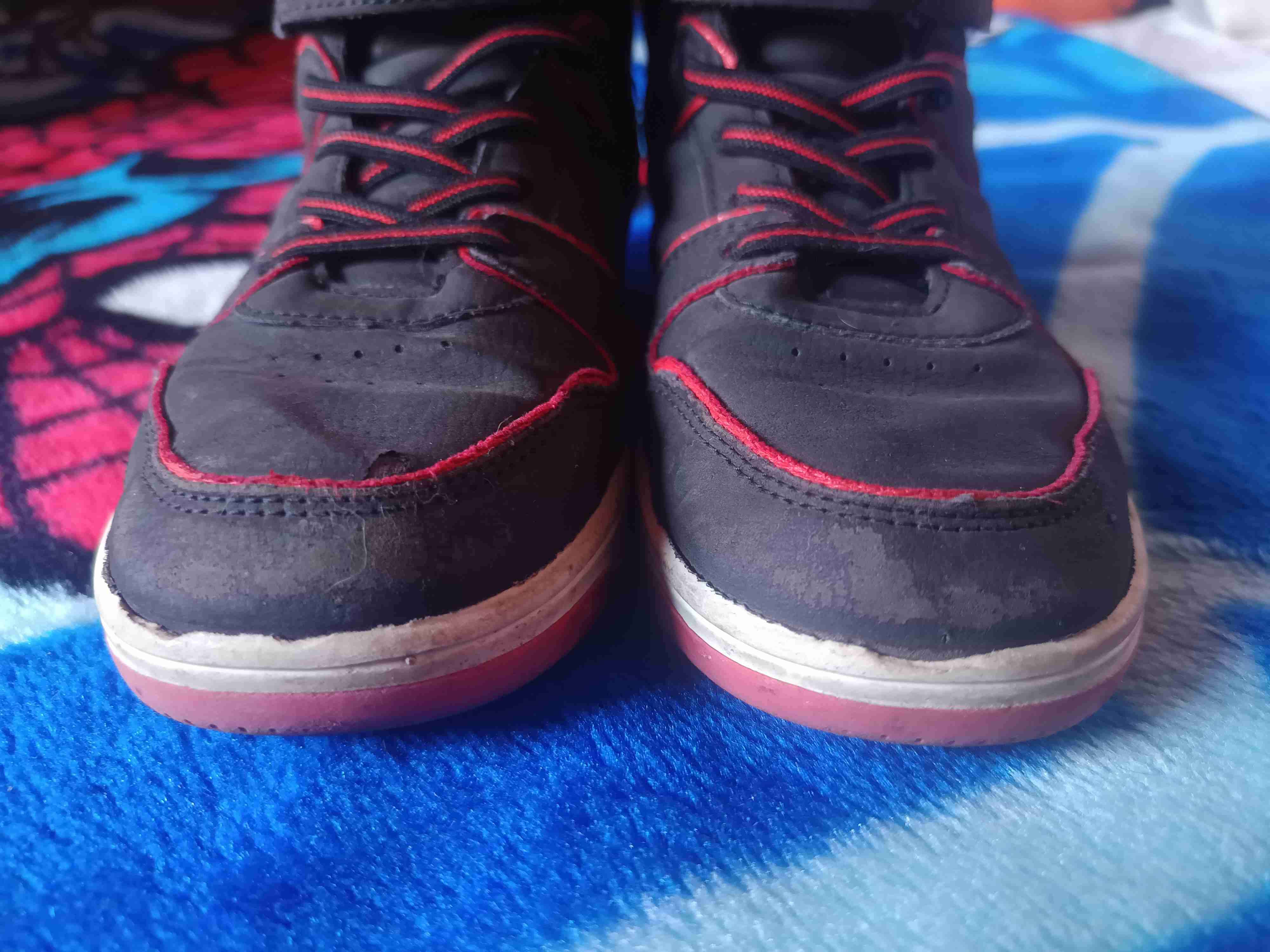 Zapatillas deportivas negras y rojas - miniatura 3
